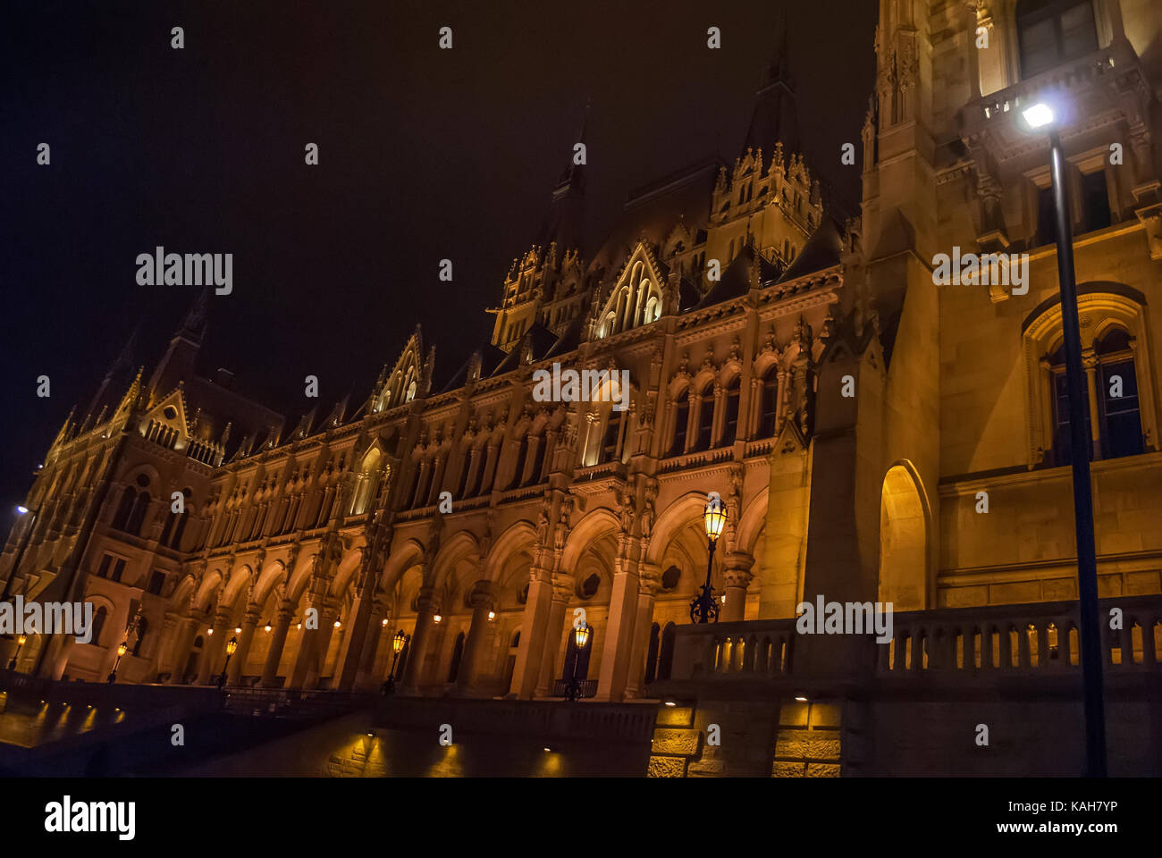 Parlamento ungherese edificio in Budapest, Foto notturna Foto Stock