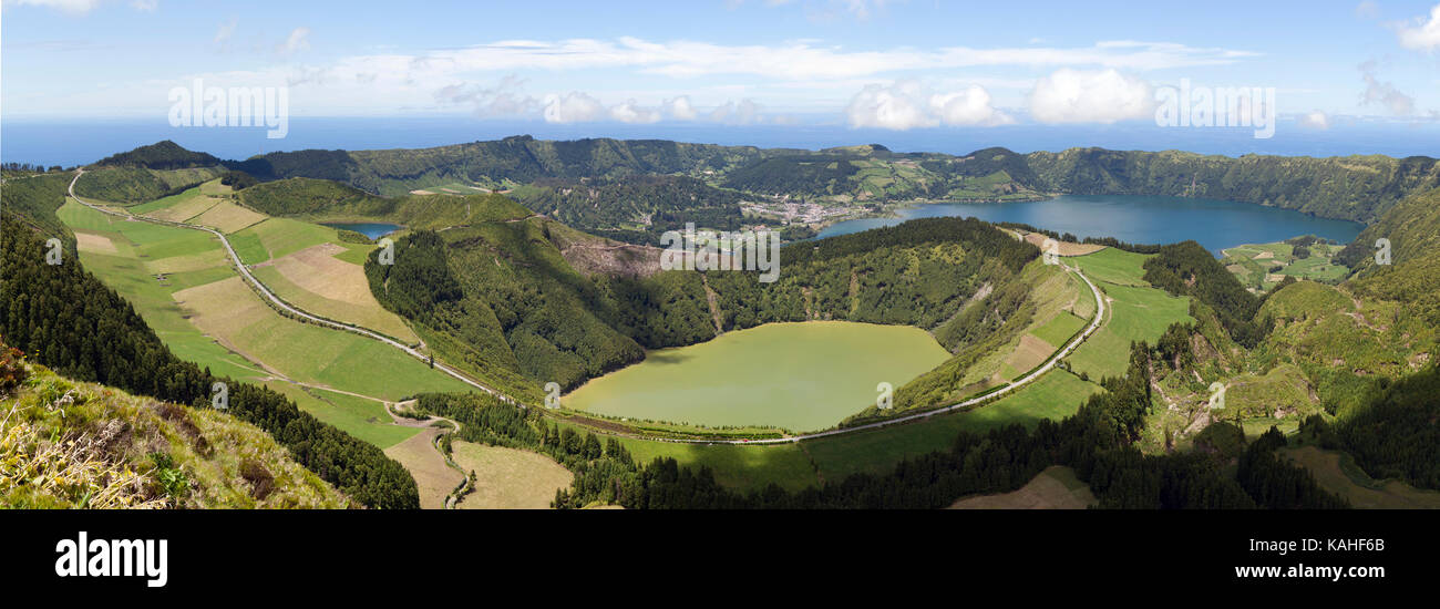 Panorama, vista del cratere vulcanico caldeira das Sete Cidades, di fronte al lago vulcanico lagoa de Santiago, in torna su Foto Stock
