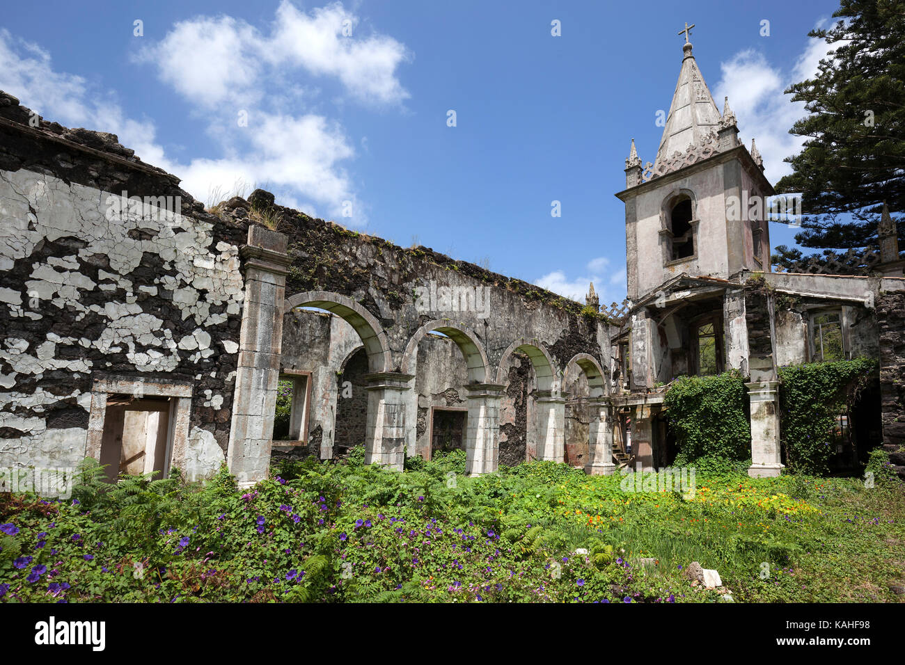Chiesa distrutta nel 1998 Terremoto in ribeirinha, isola di Faial, Azzorre, Portogallo Foto Stock
