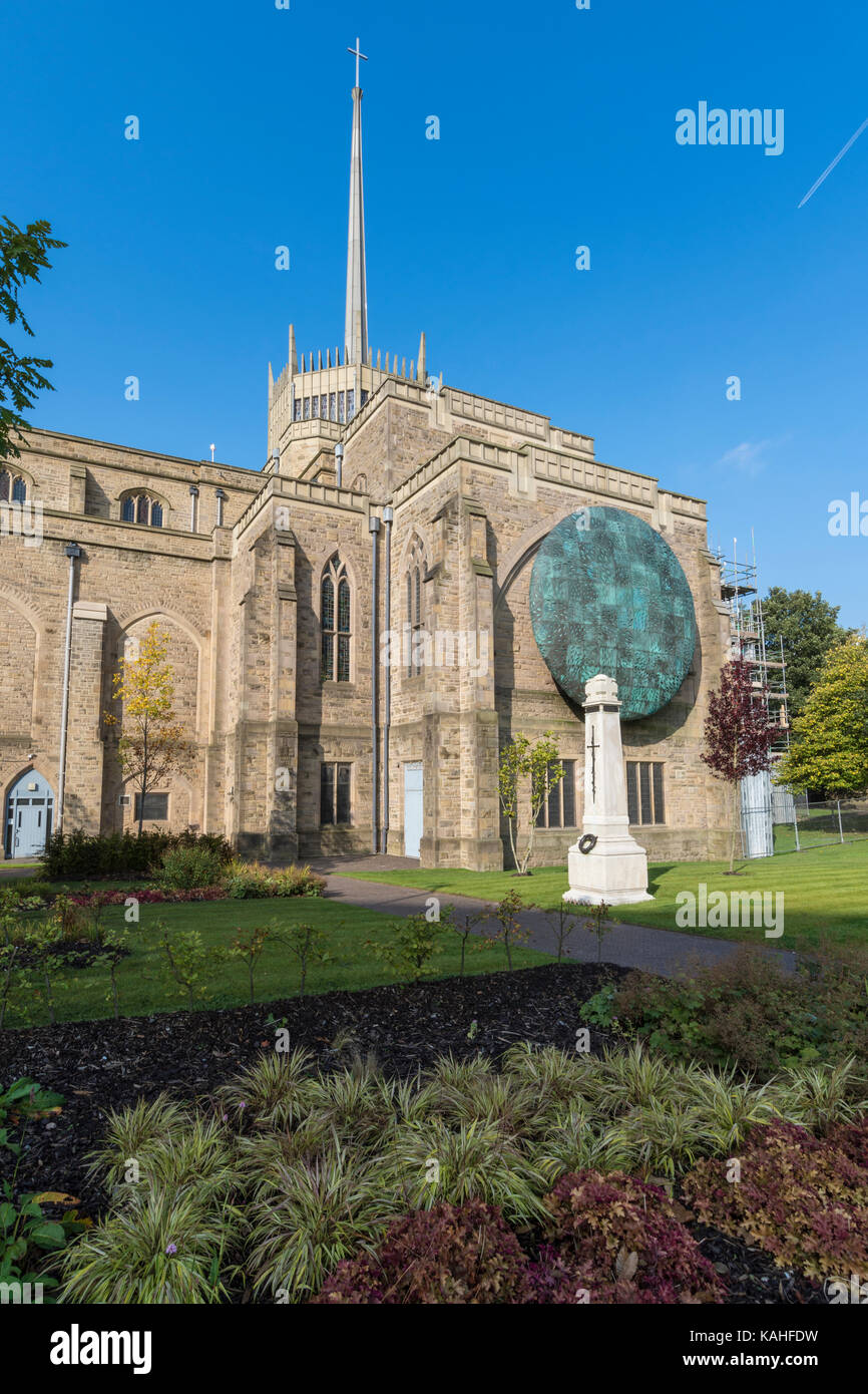 Blackburn Cattedrale (Chiesa Cattedrale di Blackburn Santa Maria la Vergine con San Paolo), la piazza della cattedrale, Blackburn Lancashire, Regno Unito. Foto Stock