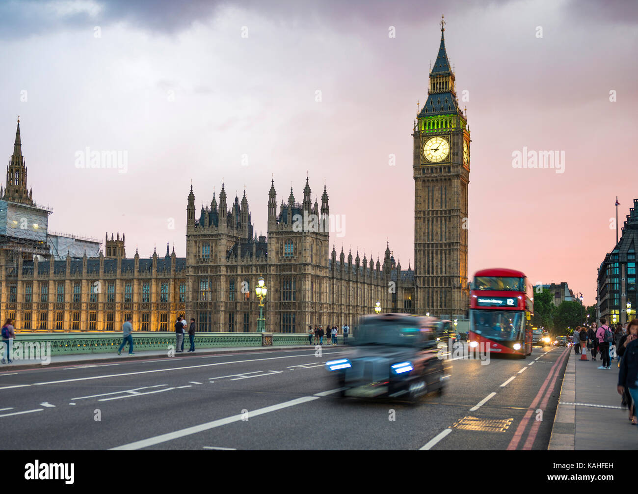 Taxi e red double-decker bus sul Westminster Bridge, il Big Ben e il Palazzo di Westminster, motion blur, tramonto, Londra, Inghilterra Foto Stock