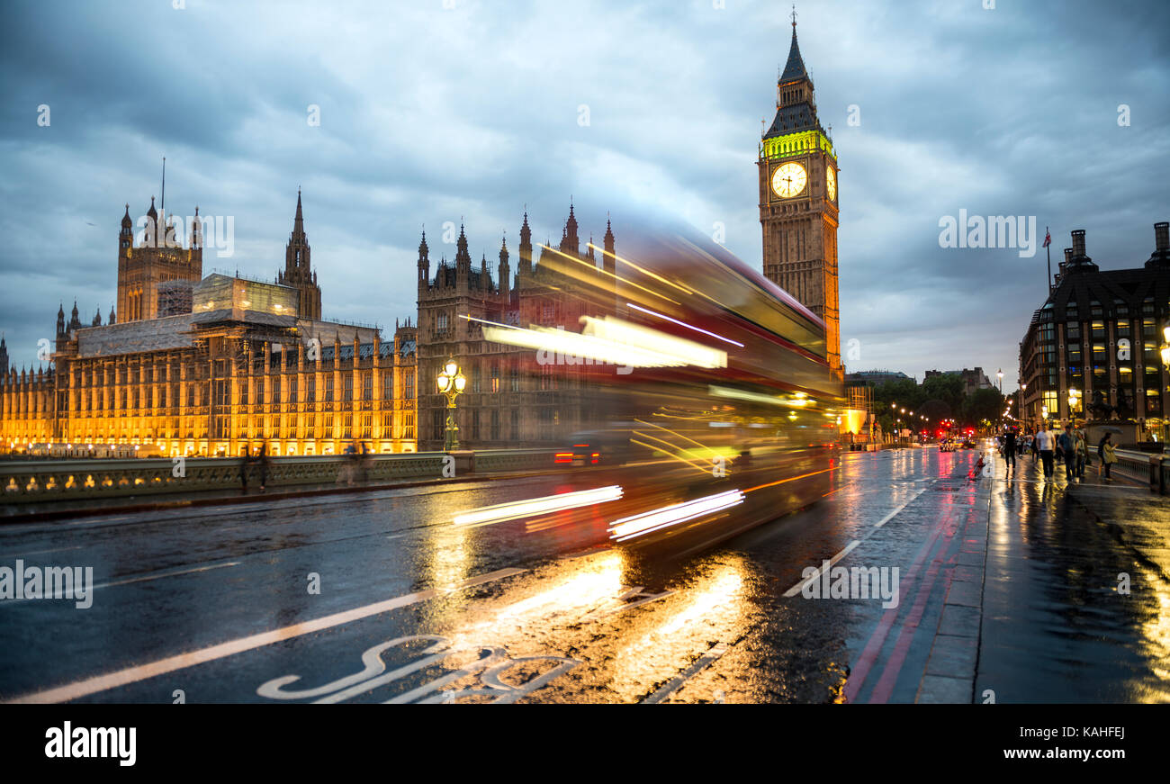 Tracce di luce, double-decker bus in serata, Westminster Bridge, Palazzo di Westminster, la casa del parlamento, il big ben Foto Stock