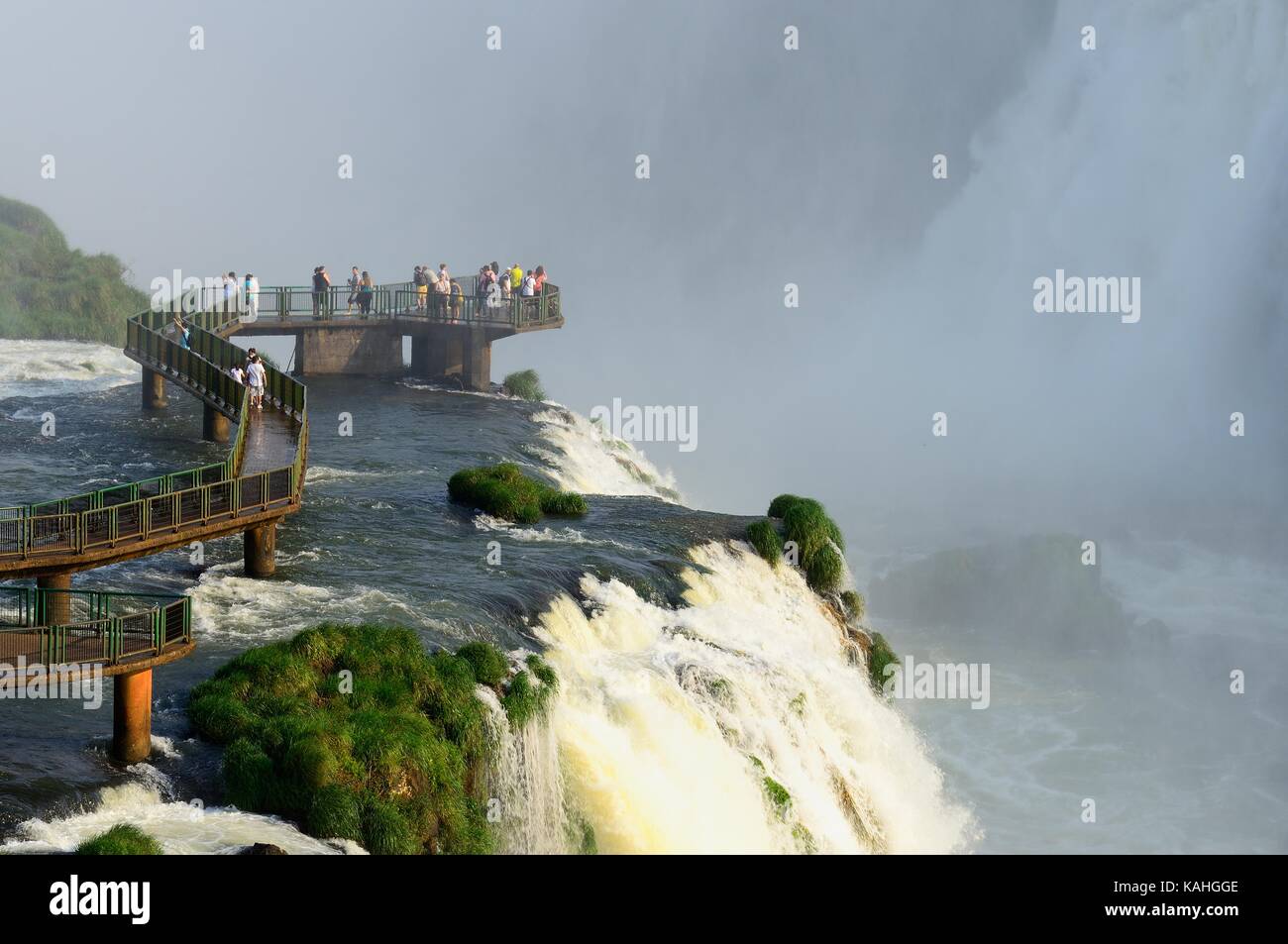 Turisti su una piattaforma di osservazione, cascate Iguazu, Foz do Iguaçu, Parco Nazionale Iguazú, Paraná, Brasile Foto Stock