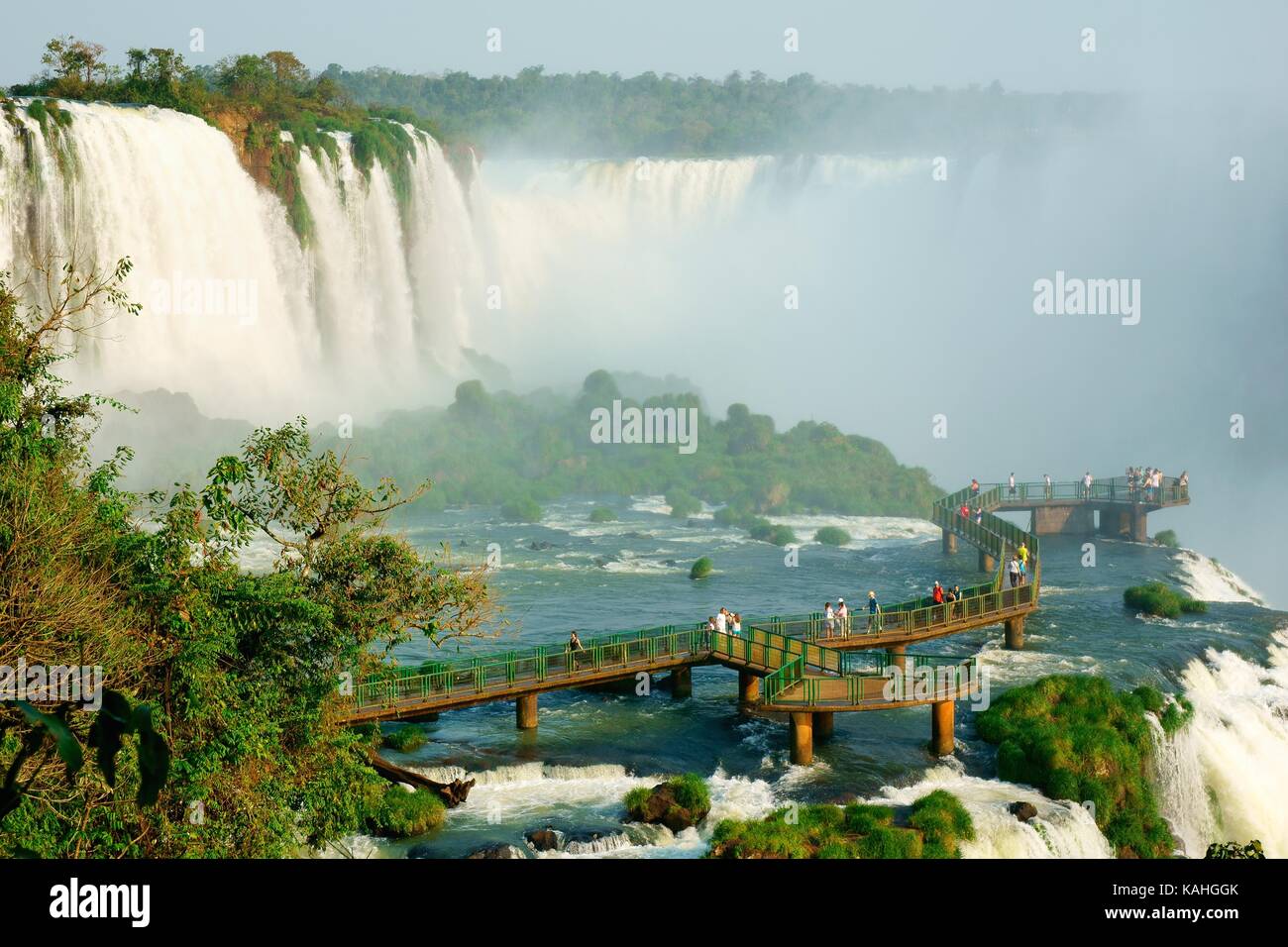 Turisti su una piattaforma di osservazione, cascate Iguazu, Foz do Iguaçu, Parco Nazionale Iguazú, Paraná, Brasile Foto Stock