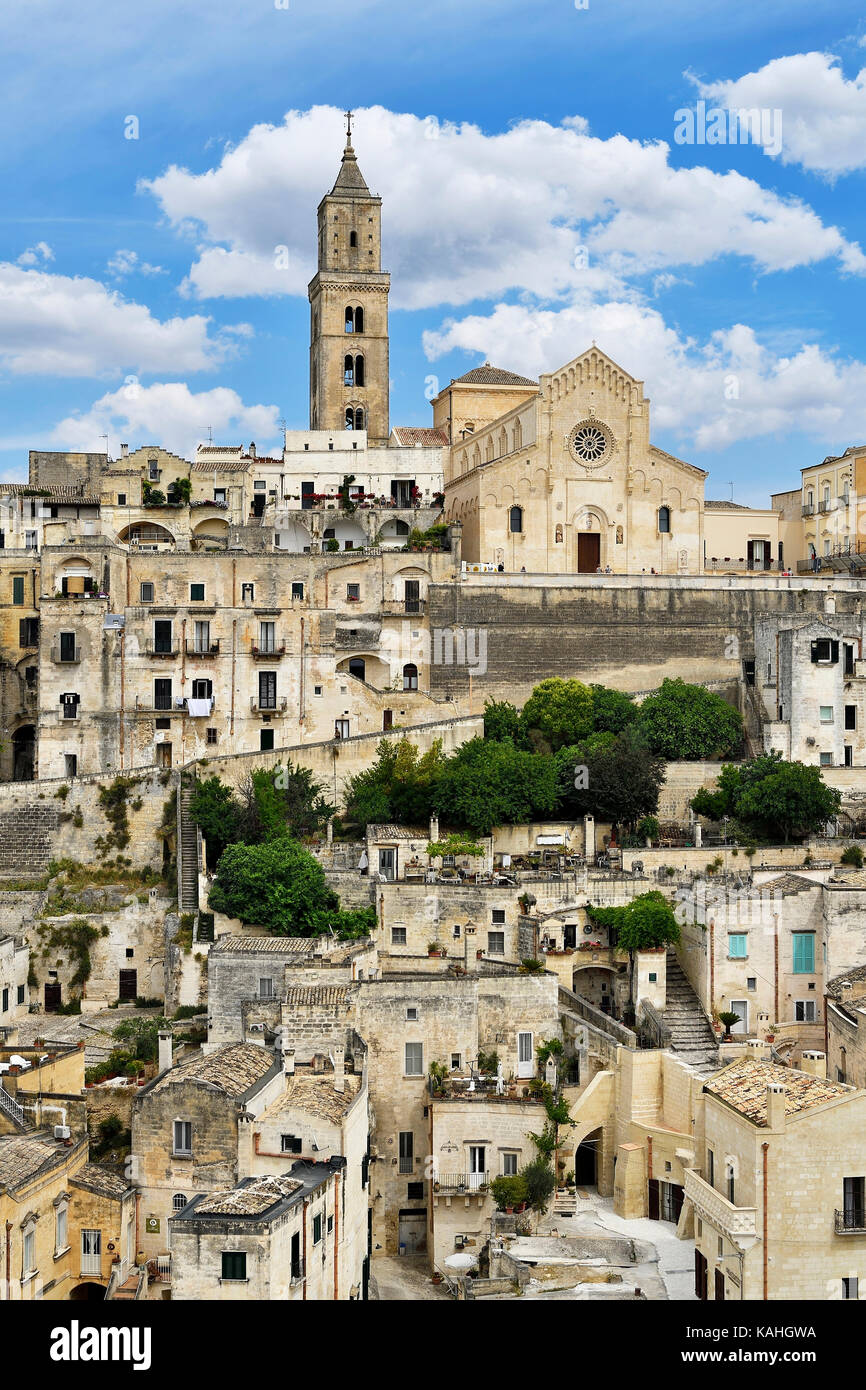Antica città medievale con la cattedrale, sassi di matera, capitali della cultura 2019, Matera, provincia di Basilicata, Italia Foto Stock