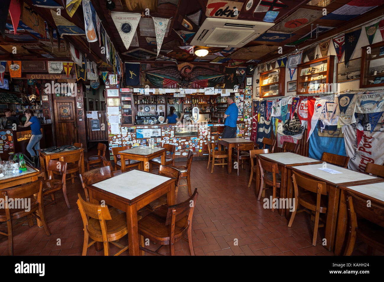 Cafe sport, istituzione per globetrotters e marinai, vista interna, Horta, isola di Faial, Azzorre, Portogallo Foto Stock