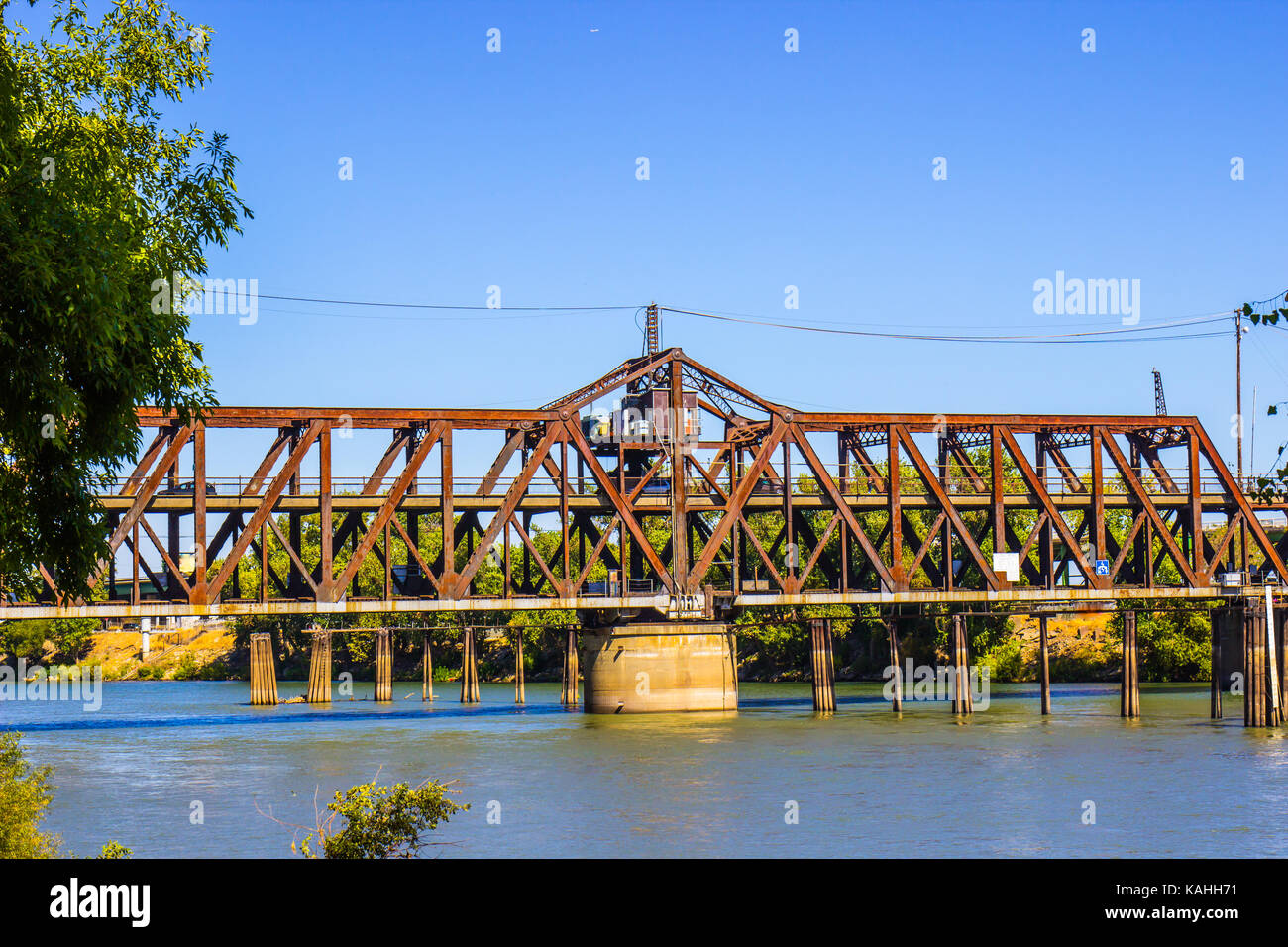 Rusty ponte sul fiume Sacramento Foto Stock