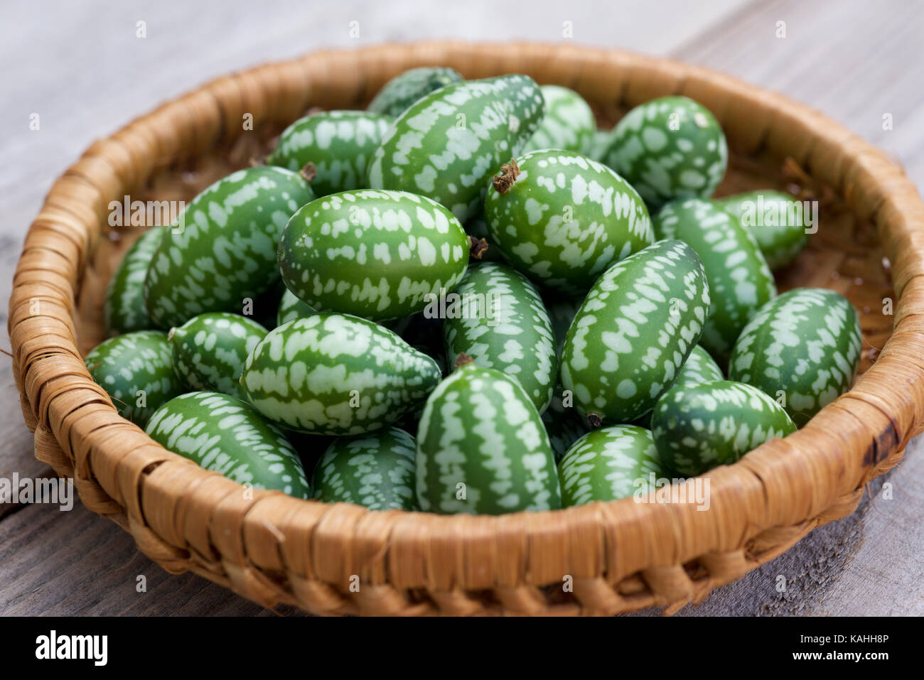 Cucamelon frutta, noto anche come cetriolini messicano, messicano sour cetrioli, o Melothria Scabra in un vietnamita cestello di bambù Foto Stock