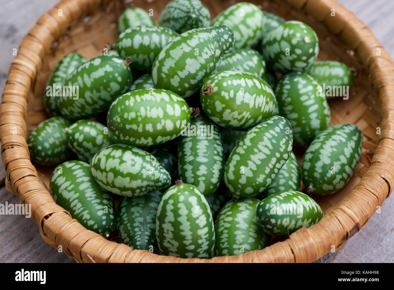 Cucamelon frutta, noto anche come cetriolini messicano, messicano sour cetrioli, o Melothria Scabra in un vietnamita cestello di bambù Foto Stock