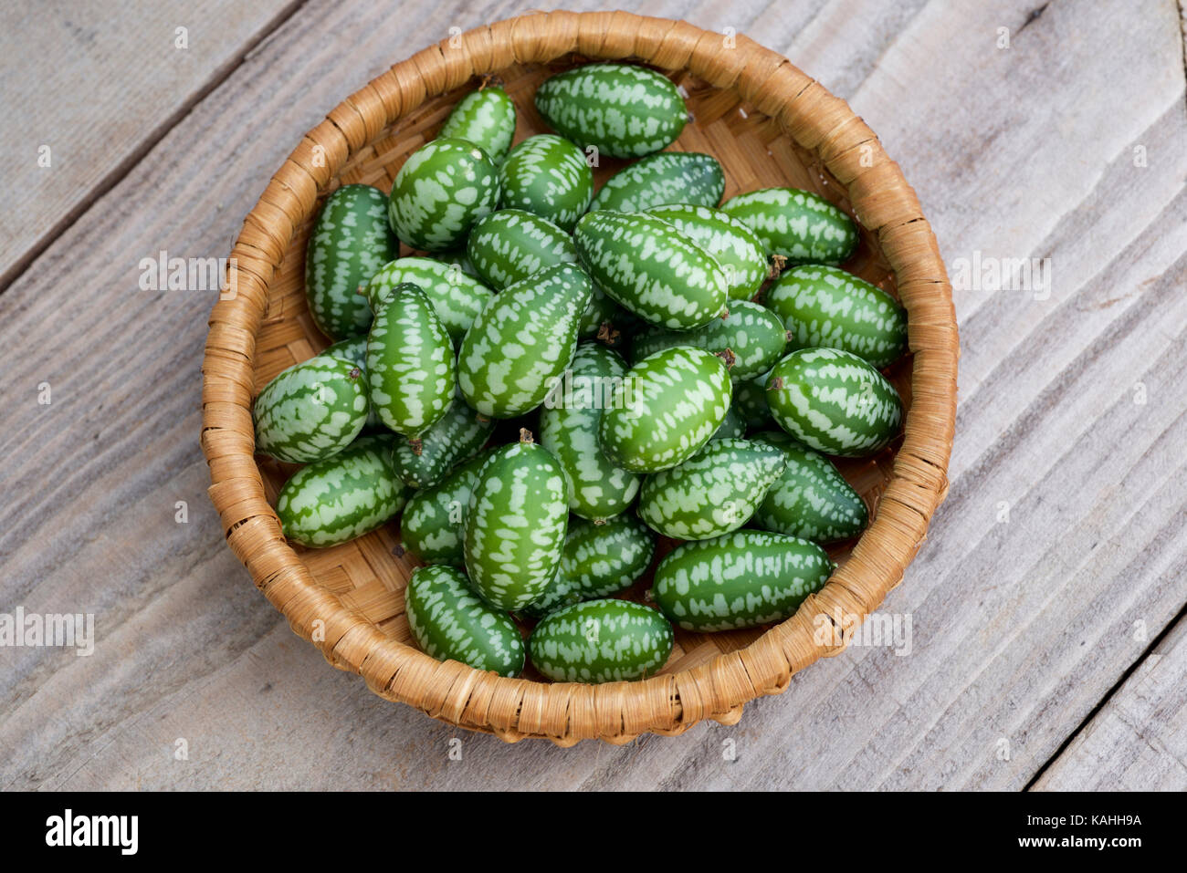 Cucamelon frutta, noto anche come cetriolini messicano, messicano sour cetrioli, o Melothria Scabra in un vietnamita cestello di bambù Foto Stock
