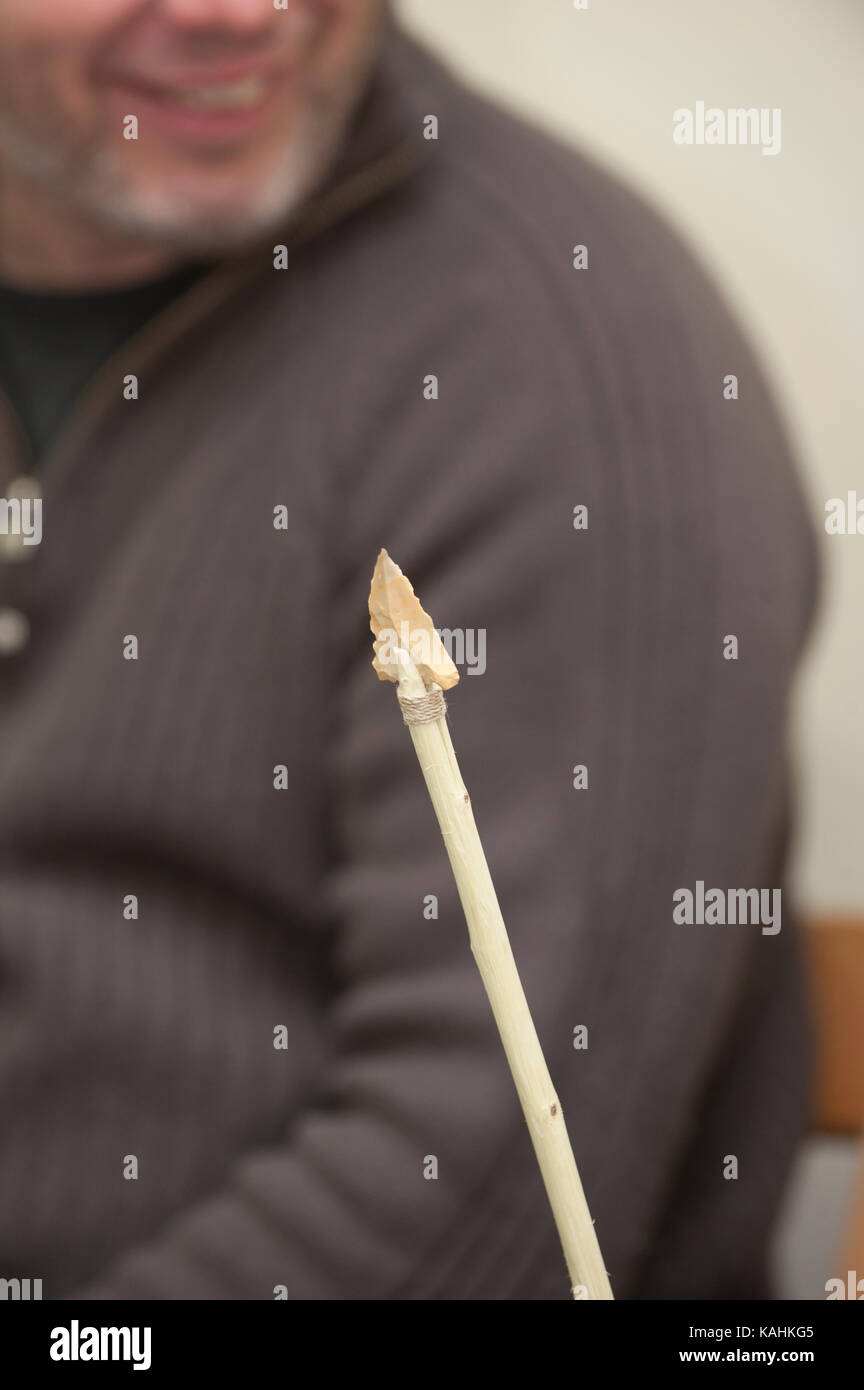 Dimostrazione della zappatura a punta di selce, imparare a fare una punta di freccia a punta di selce con gli attrezzi dell'osso a mano Foto Stock
