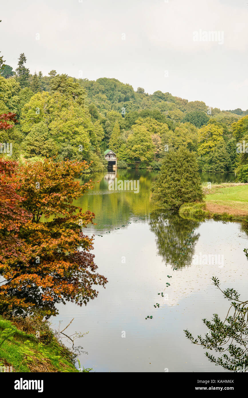 Godalming, Surrey, Regno Unito. 26 Sep, 2017. uk meteo 26 settembre 2017: secco e si stabilirono le condizioni prevalgono sulla home counties. colori autunnali sembrava particolarmente bello in winkworth arboreto, vicino a Godalming, Surrey. Credito: James jagger/alamy live news Foto Stock