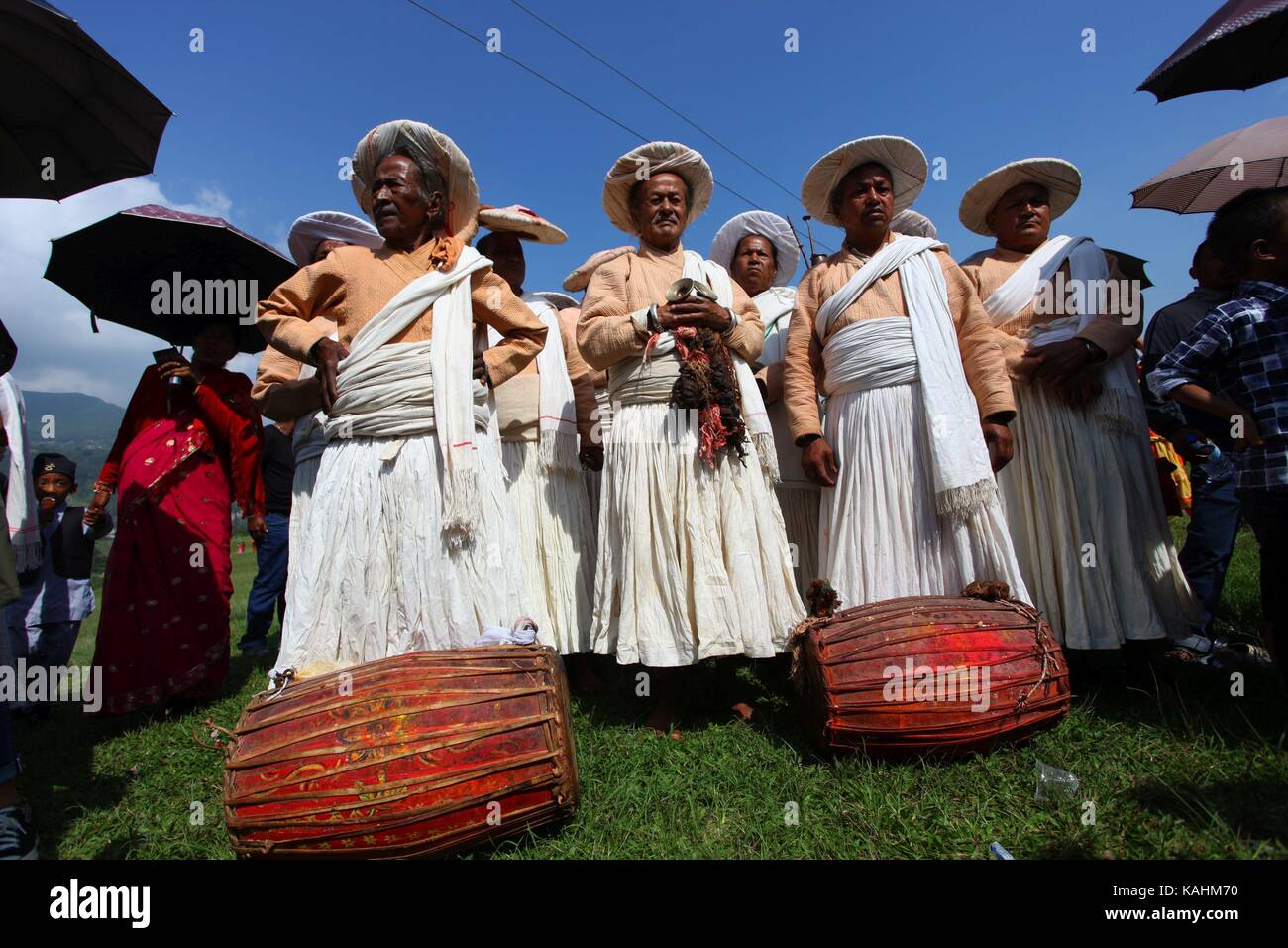 Lalitpur, Nepal. 26 Sep, 2017. nepalese devoti indù partecipare alla celebrazione di shikali jatra festival shikali vicino tempio a khokana villaggio in Lalitpur, Nepal, sept. 26, 2017. Credito: sunil sharma/xinhua/alamy live news Foto Stock