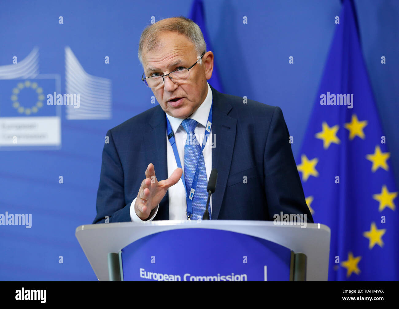 Bruxelles, Belgio. 26 Sep, 2017. Il commissario europeo per la salute e la sicurezza dei generi alimentari Vytenis Andriukaitis parla durante una conferenza stampa dopo una riunione speciale per discutere fipronil crisi alla Commissione europea a Bruxelles, Belgio, sept. 26, 2017. Un gran numero di uova da cova provenienti dai Paesi Bassi e in Belgio sono stati trovati contenenti pesticidi tossici fipronil in agosto 2017. Credito: voi pingfan/xinhua/alamy live news Foto Stock