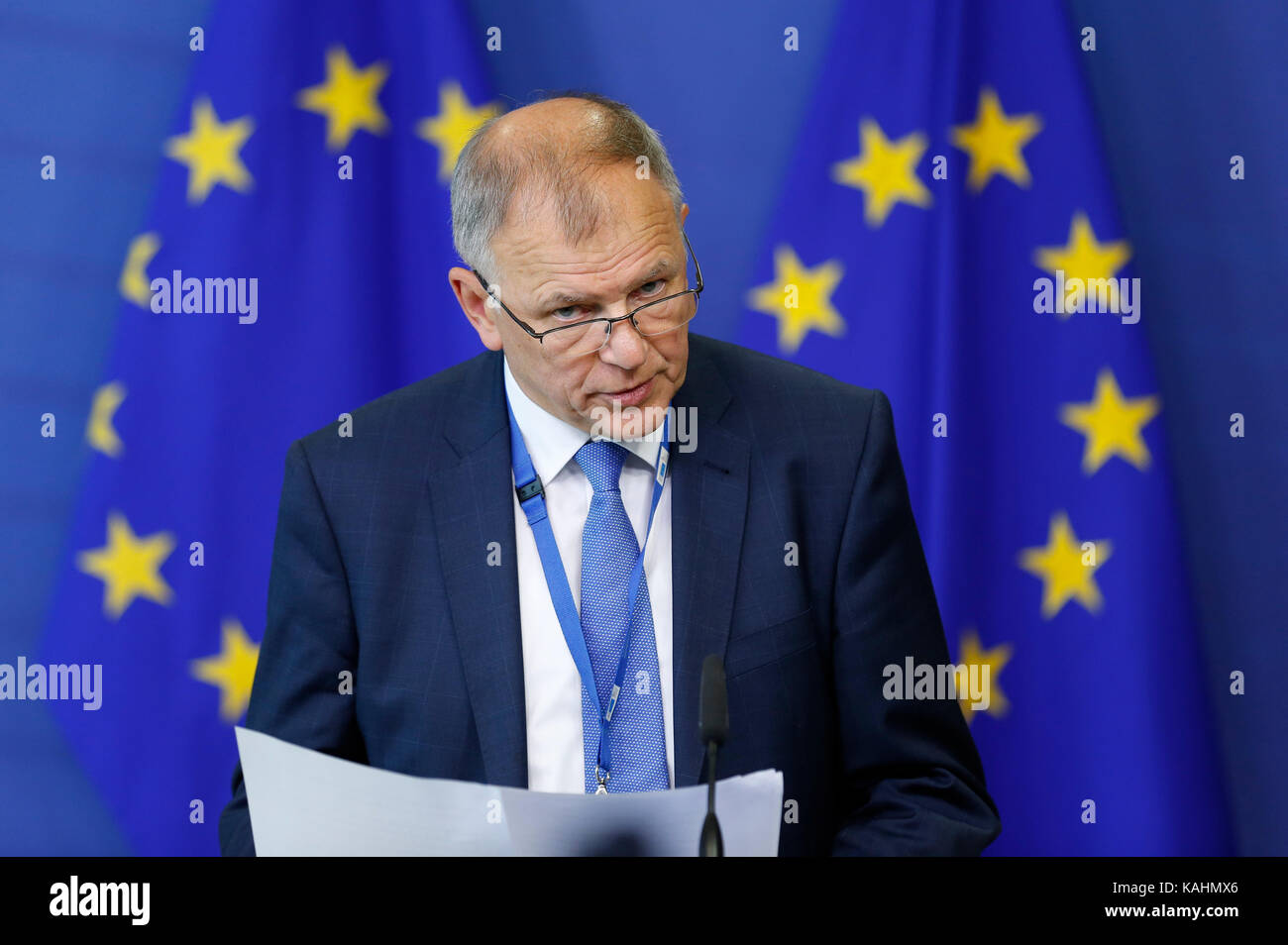 Bruxelles, Belgio. 26 Sep, 2017. Il commissario europeo per la salute e la sicurezza dei generi alimentari Vytenis Andriukaitis parla durante una conferenza stampa dopo una riunione speciale per discutere fipronil crisi alla Commissione europea a Bruxelles, Belgio, sept. 26, 2017. Un gran numero di uova da cova provenienti dai Paesi Bassi e in Belgio sono stati trovati contenenti pesticidi tossici fipronil in agosto 2017. Credito: voi pingfan/xinhua/alamy live news Foto Stock