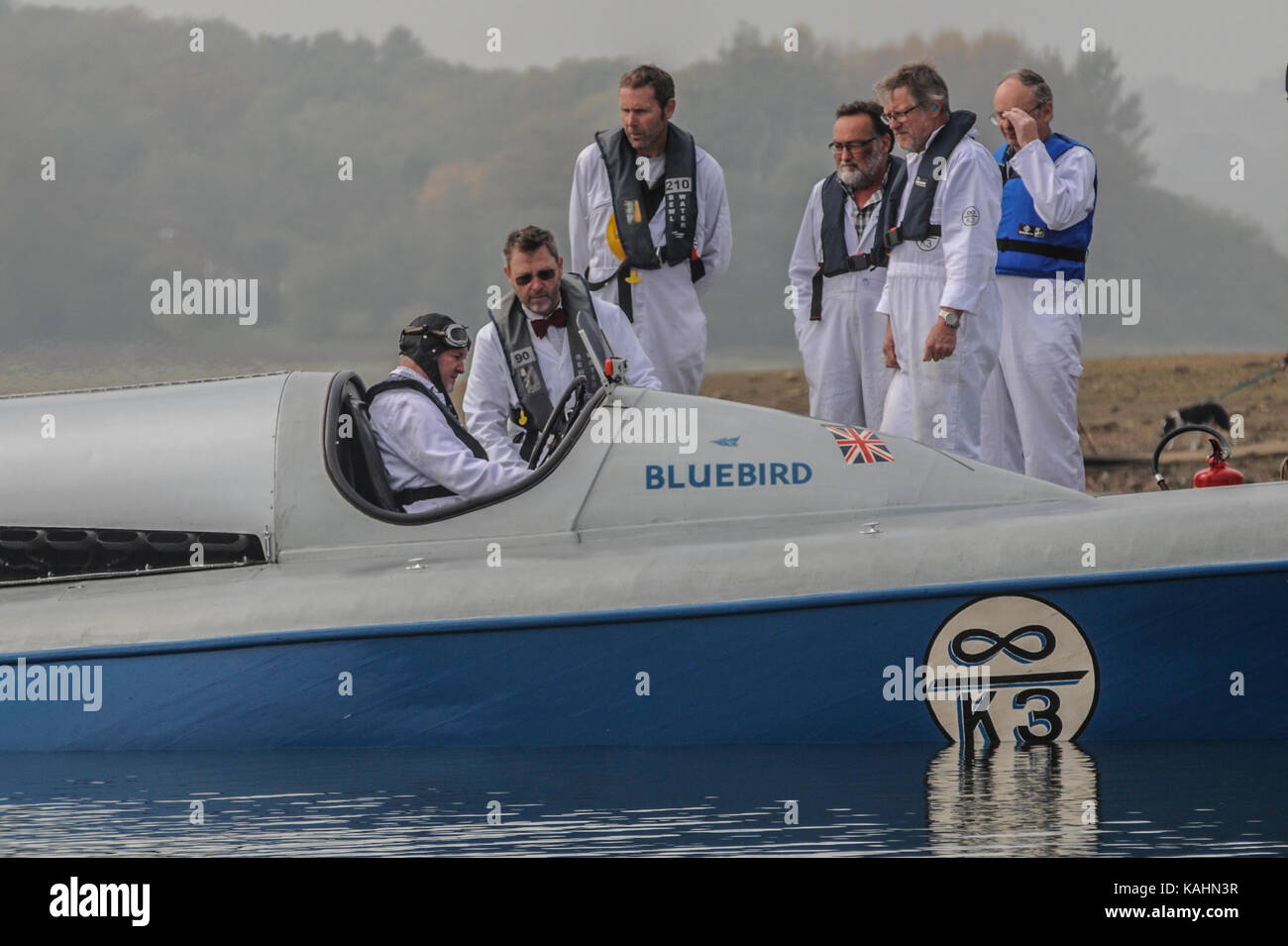 Bewl Water, Lamberhurst, Kent, Regno Unito. 26th settembre 2017. Sir Malcolm Campbell's 1937 Bluebird K3 porta di nuovo in acqua per i test dopo un ampio restauro da parte di un piccolo ma dedicato team a Filching Manor, Polegate, Sussex. Bewl essendo locale e il più grande stetch di acqua in se. La potenza massima non funziona ancora, ma il motore suonava dolce a metà accelerazione sull'acqua nebulosa. Foto Stock