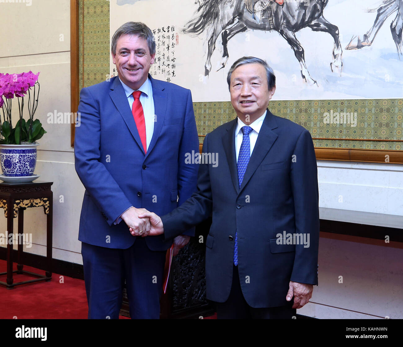 Pechino, Cina. 26 Sep, 2017. chinese vice premier ma kai soddisfa con belgi vice primo ministro e ministro degli interni jan jambon a Pechino Capitale della Cina, sept. 26, 2017. Credito: yao dawei/xinhua/alamy live news Foto Stock