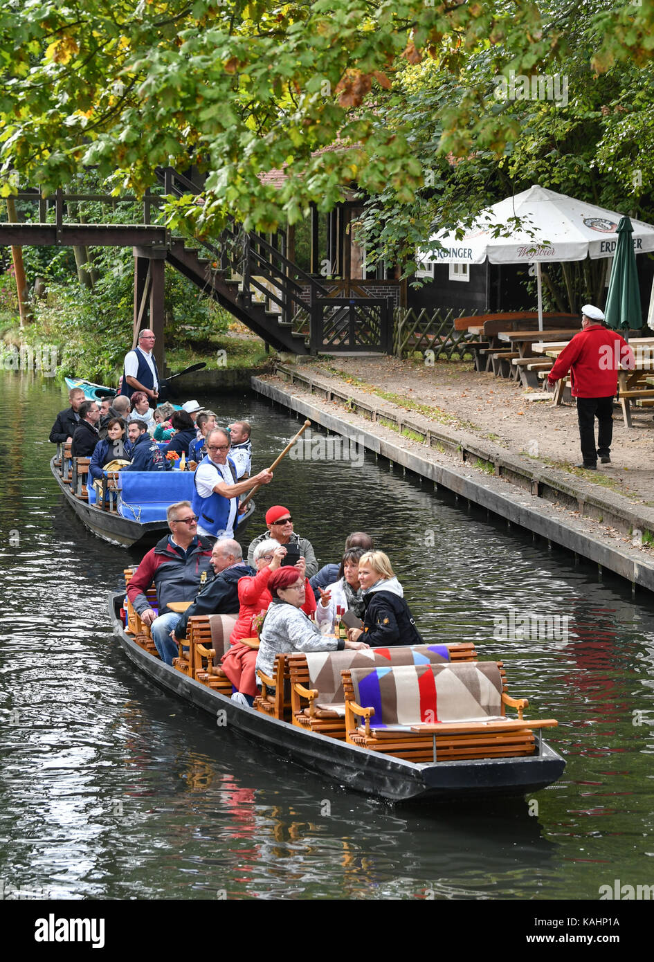 Lehde, Germania. 23 Sep, 2017. I turisti sul loro modo al XXVI festival lehdefest in spreewald (foresta di Sprea) villaggio di lehde, Germania, 23 settembre 2017. Credito: Patrick pleul/dpa-zentralbild/zb/dpa/alamy live news Foto Stock