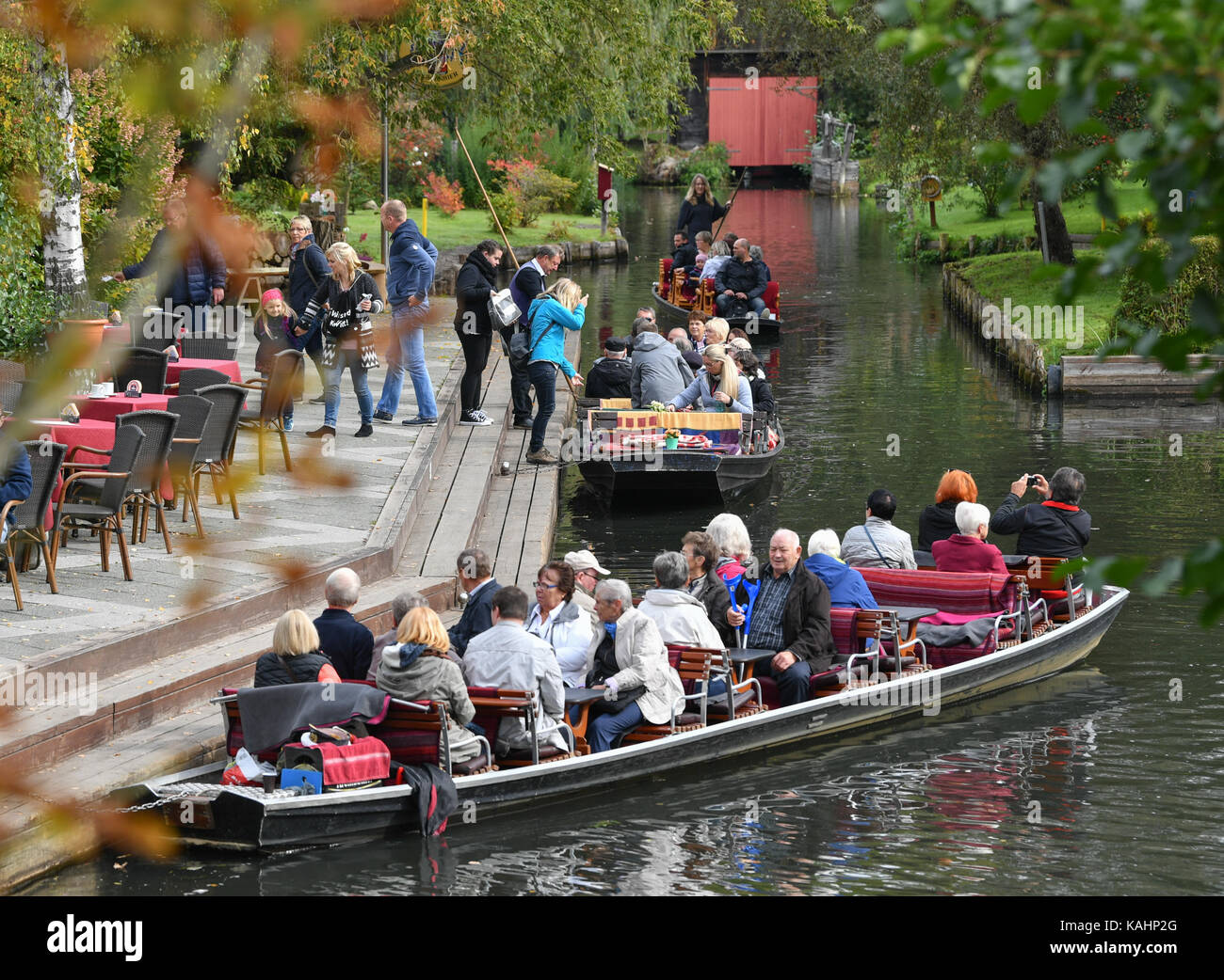 Lehde, Germania. 23 Sep, 2017. turisti in chiatte sul loro modo al XXVI festival lehdefest in spreewald (foresta di Sprea) villaggio di lehde, Germania, 23 settembre 2017. Credito: Patrick pleul/dpa-zentralbild/zb/dpa/alamy live news Foto Stock
