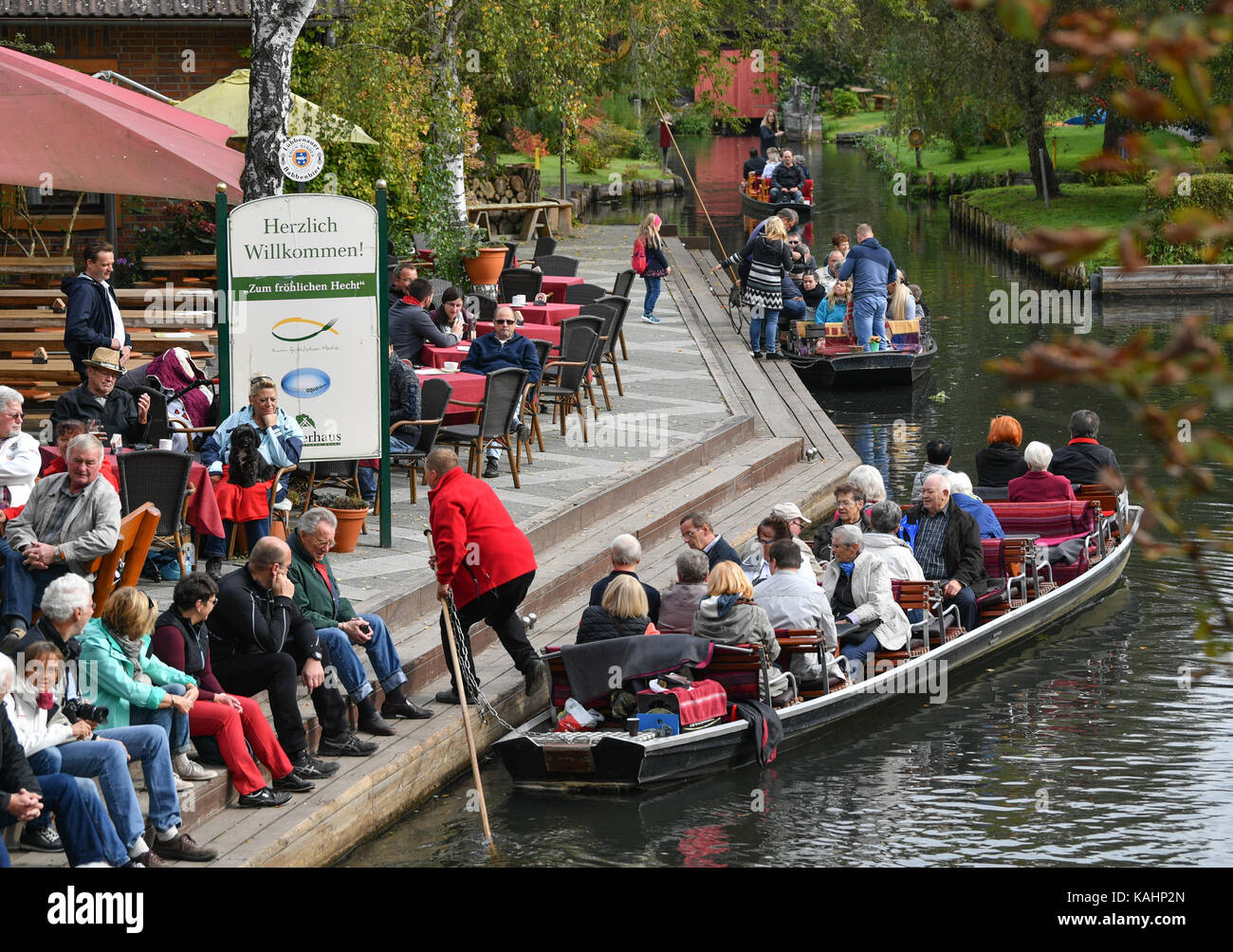 Lehde, Germania. 23 Sep, 2017. turisti in chiatte sul loro modo al XXVI festival lehdefest in spreewald (foresta di Sprea) villaggio di lehde, Germania, 23 settembre 2017. Credito: Patrick pleul/dpa-zentralbild/zb/dpa/alamy live news Foto Stock