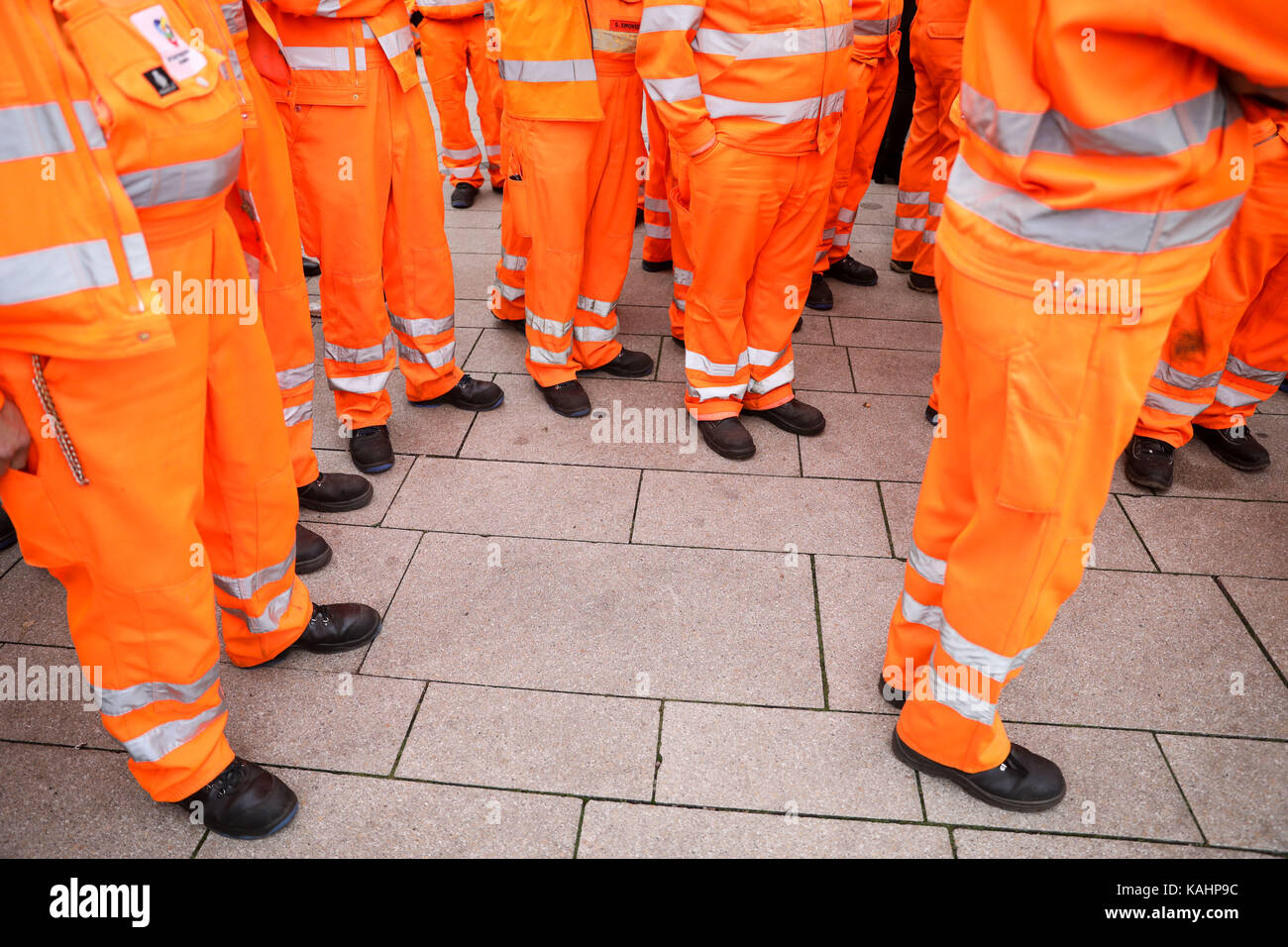 Amburgo, Germania. 26 settembre 2017. Hamburger Stadtreinigung (addetti alle pulizie della città di Amburgo) dipendenti all'inaugurazione di una targa commemorativa per un collega della Jungfernstieg di Amburgo, Germania, 26 settembre 2017 crediti: Christian Charisius/dpa/Alamy Live News Foto Stock