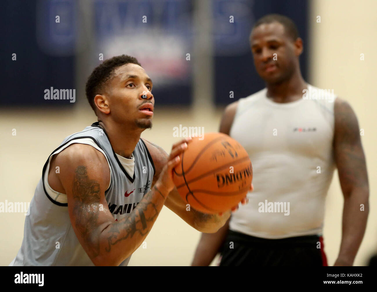 Boca Raton, Florida, Stati Uniti d'America. 26 Sep, 2017. Miami Heat guard Rodney McGruder (17) shoot libera getta con Miami Heat guard Dion camerieri (11) a Miami Heat training camp a FAU in Boca Raton, Florida il 26 settembre 2017. Credito: Allen Eyestone/Palm Beach post/ZUMA filo/Alamy Live News Foto Stock