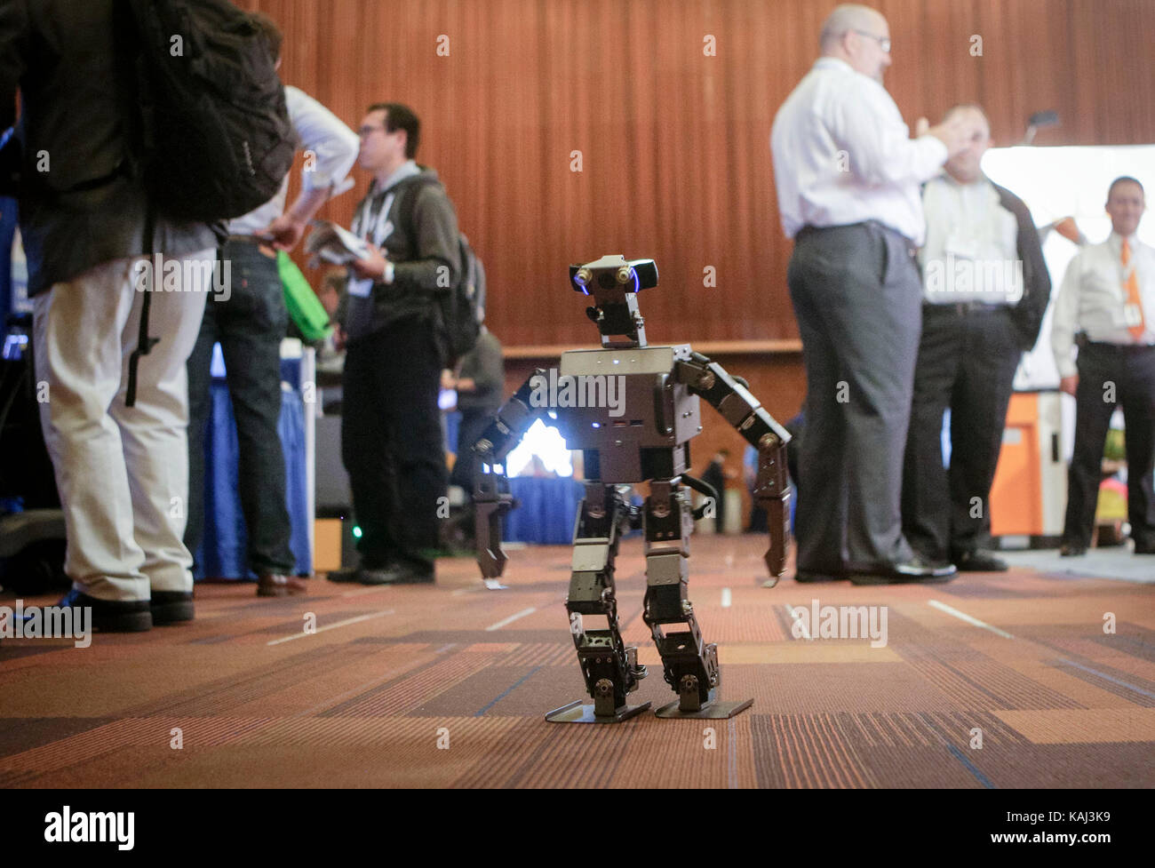 Vancouver, Canada. 26 Sep, 2017. Un robot si sposta intorno all'interno del padiglione espositivo alla XXX Conferenza internazionale sul robot intelligente e sistemi in Vancouver, Canada, sept. 26, 2017. La conferenza di cinque giorni themed "gente cordiale, amichevole robot" ha dato dei calci a fuori il martedì, con 54 aziende mostrando le loro ultime la tecnologia robotica. Credito: liang sen/xinhua/alamy live news Foto Stock