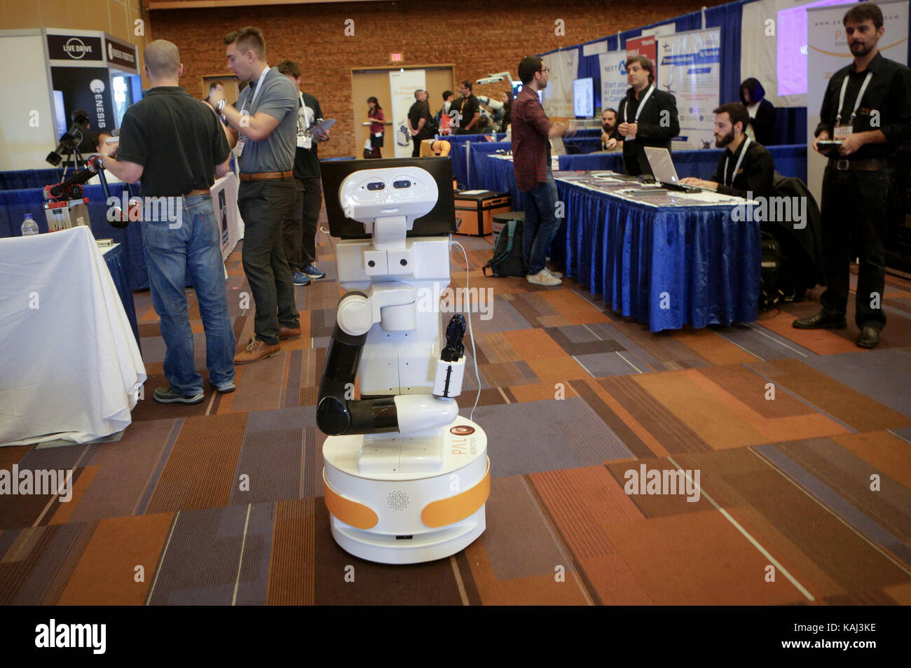 Vancouver, Canada. 26 Sep, 2017. Un robot si sposta intorno all'interno del padiglione espositivo alla XXX Conferenza internazionale sul robot intelligente e sistemi in Vancouver, Canada, sept. 26, 2017. La conferenza di cinque giorni themed "gente cordiale, amichevole robot" ha dato dei calci a fuori il martedì, con 54 aziende mostrando le loro ultime la tecnologia robotica. Credito: liang sen/xinhua/alamy live news Foto Stock