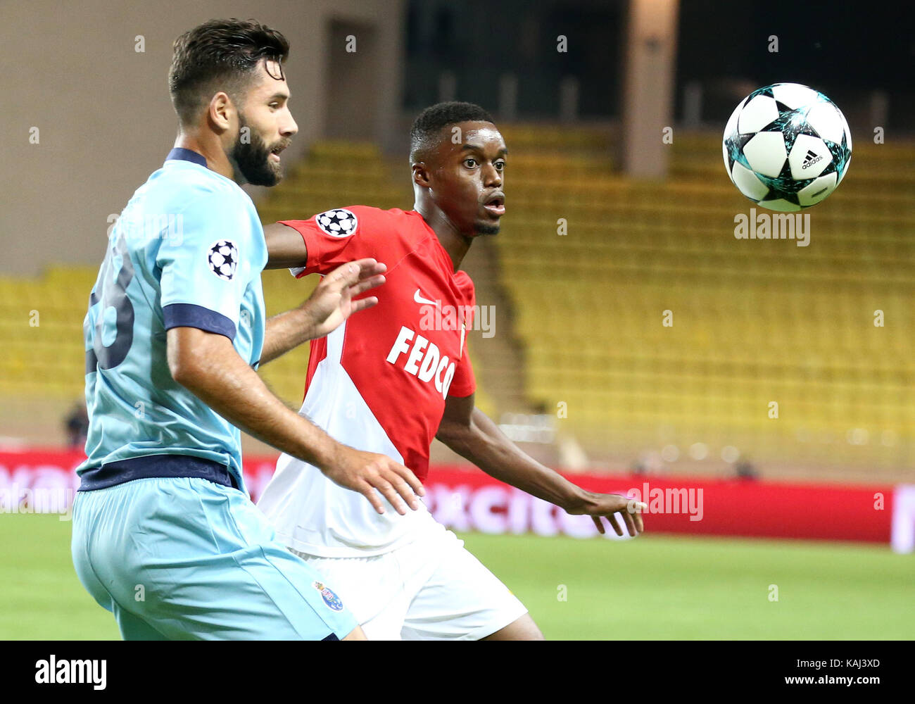 (170927) -- fontvieille, sept. 27, 2017 (Xinhua) -- adama diakhaby (r) di Monaco il sistema VIES con Felipe di porto durante la partita del gruppo g della stagione 2017-18 champions league a Monaco il sept. 26, 2017. porto ha vinto 3-0. (Xinhua/serge haouzi) Foto Stock