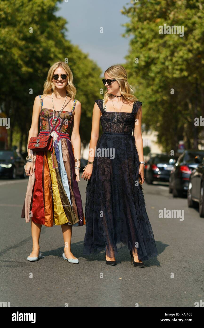 Parigi, Francia. 26 Sep, 2017. i blogger chiara ferragni e Valentina ferragni ponendo al di fuori della pista di dior mostra durante la settimana della moda di Parigi - Settembre 26, 2017 - credit: pista manhattan/grazia lunn ***per solo uso editoriale*** | verwendung weltweit/dpa/alamy live news Foto Stock