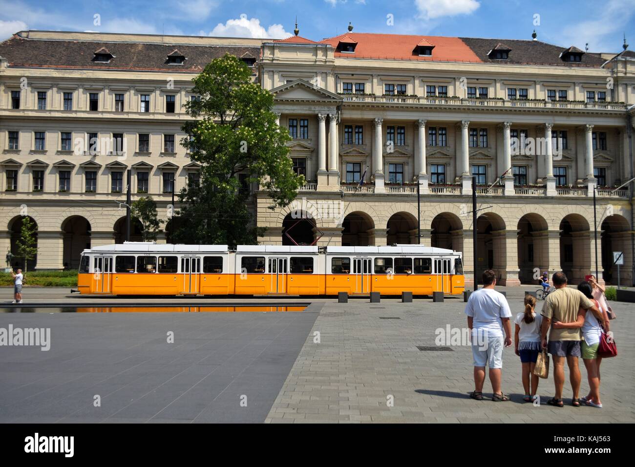 Famiglia di scattare una foto di fronte al parlamento ungherese Foto Stock