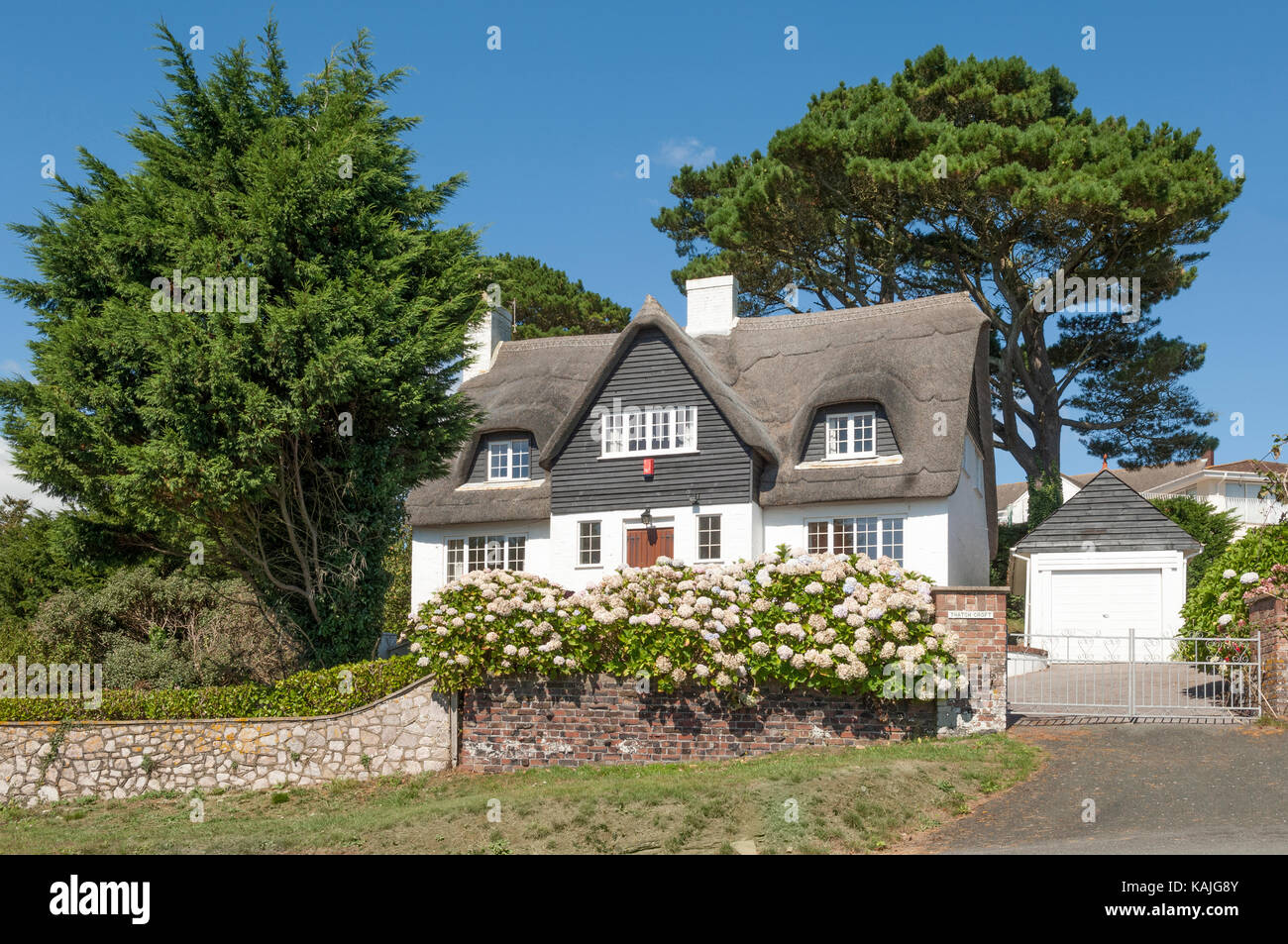 Con il tetto di paglia mare marine house su ilsham marine drive torquay devon affacciato sulla baia di tor e thatcher rock con viste a brixham e berry head. Foto Stock