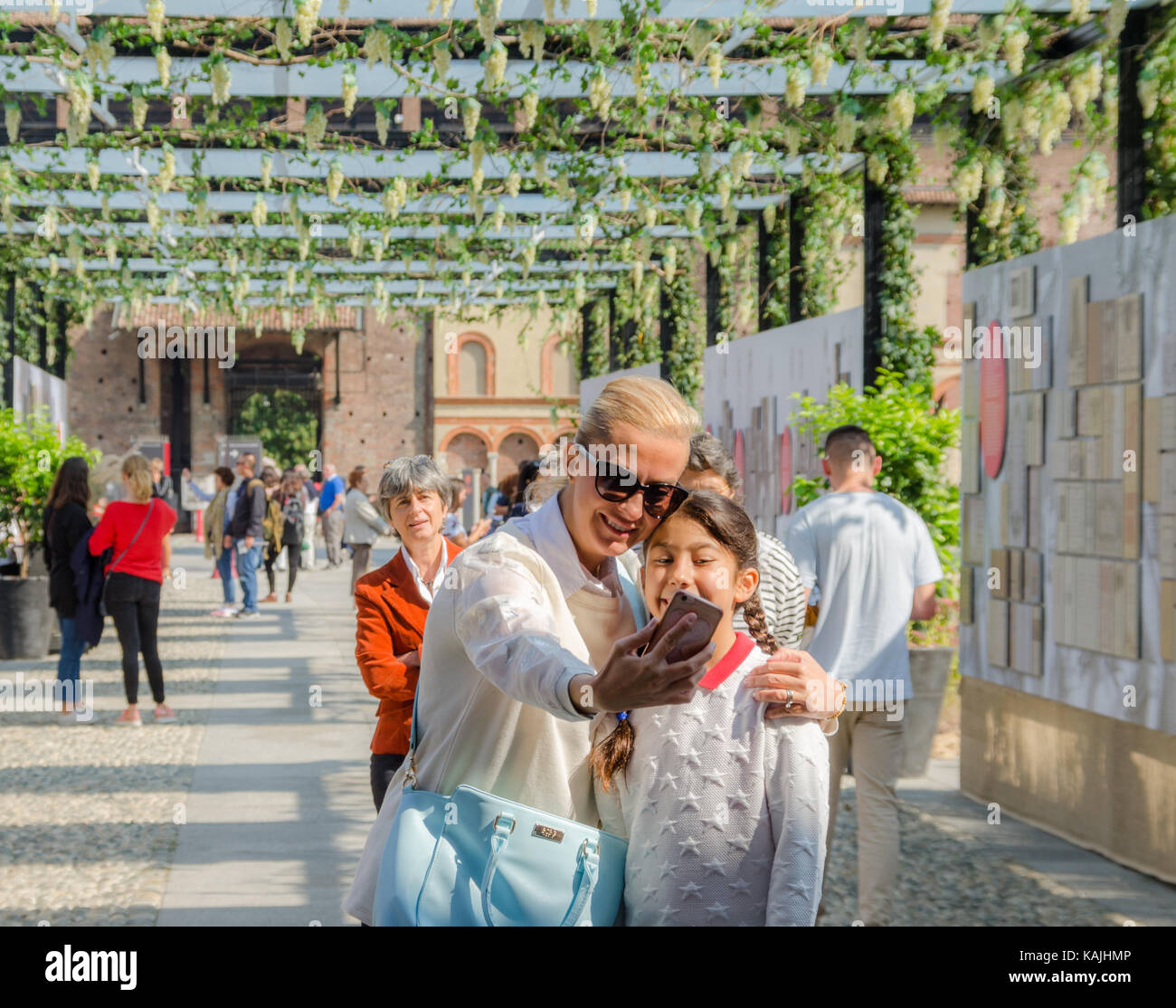 Madre e figlia selfie al Castello Sforzesco di Milano, lombardia, italia Foto Stock