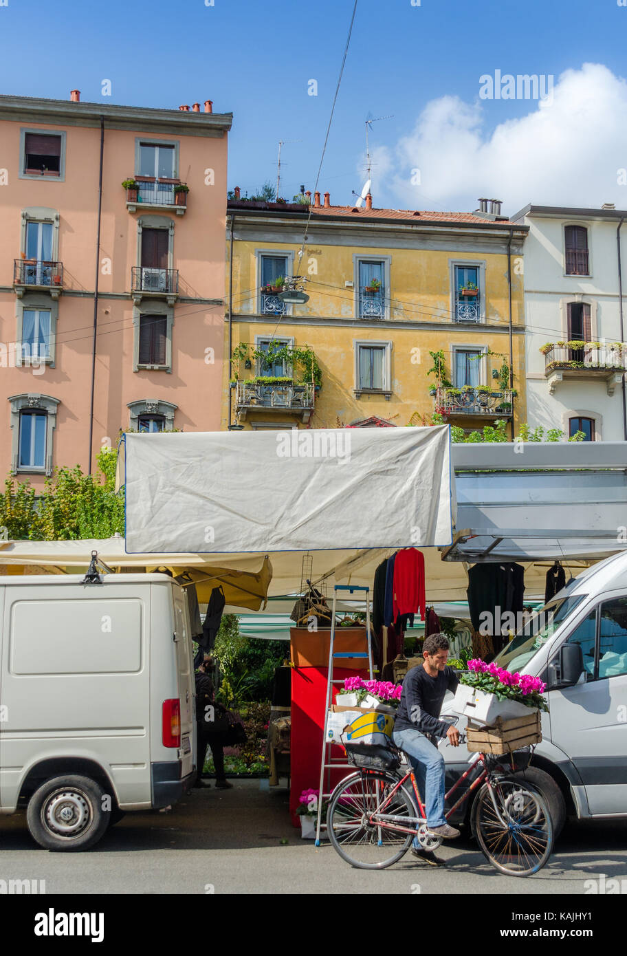 Un mercato trader di Brera a Milano, lombardia, italia portato un cesto  pieno di fiori sulla sua moto Foto stock - Alamy