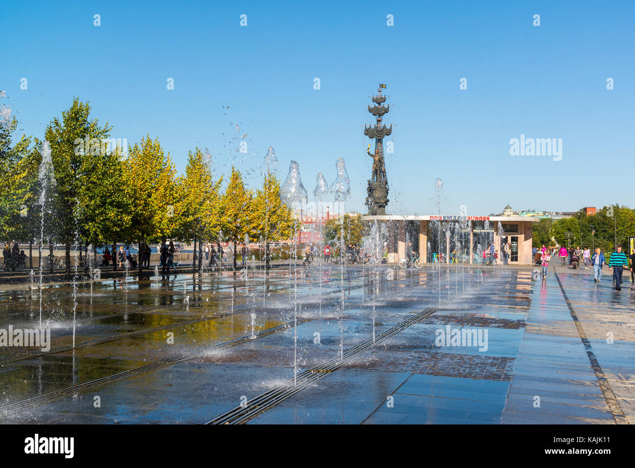 Mosca, Russia - 24 settembre. 2017. fontana sul terrapieno di Crimea davanti casa centrale dell'artista Foto Stock