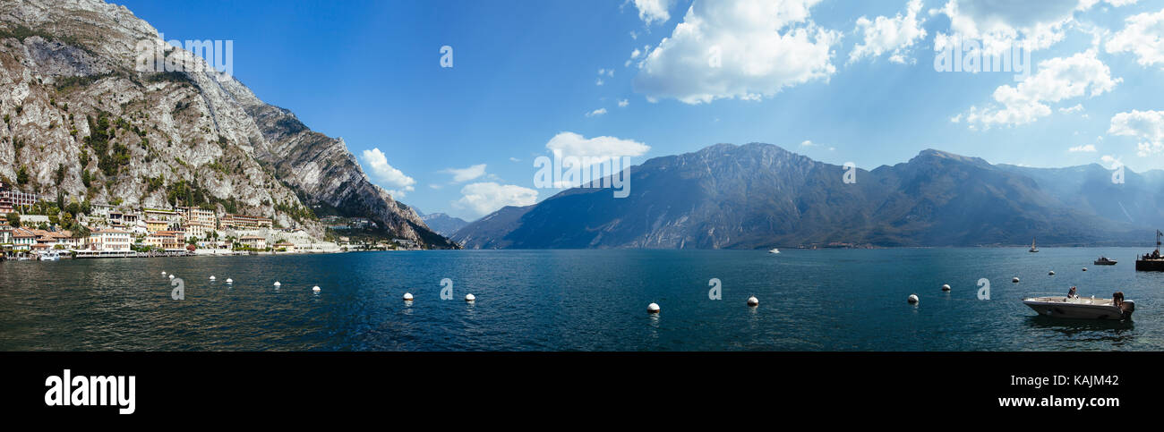 Panorama paesaggio del lago di Garda e le montagne, Italia. Sullo sfondo della natura Foto Stock