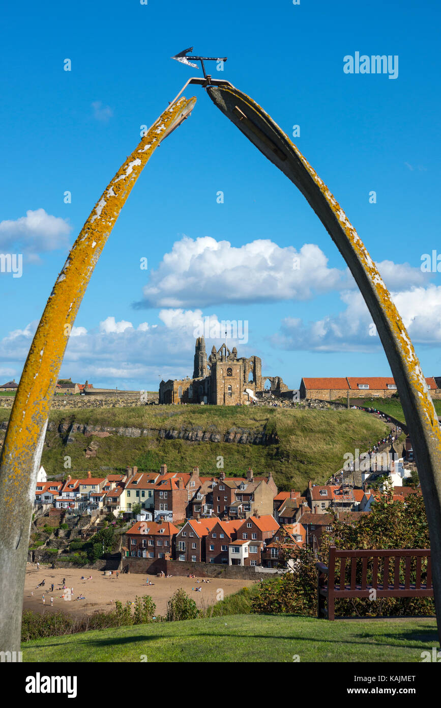 Whalebone arch con Whitby Abbey e chiesa di Santa Maria, Whitby, North Yorkshire Foto Stock