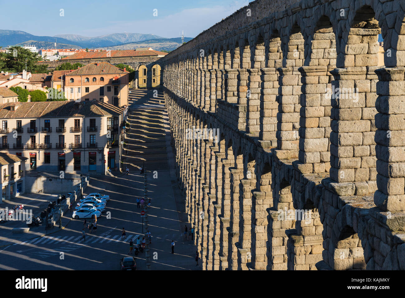 Segovia, provincia di Segovia Castiglia e Leon, Spagna. l'acquedotto romano che risale al primo o secondo secolo d.c. la città vecchia di Segovia e il suo un Foto Stock