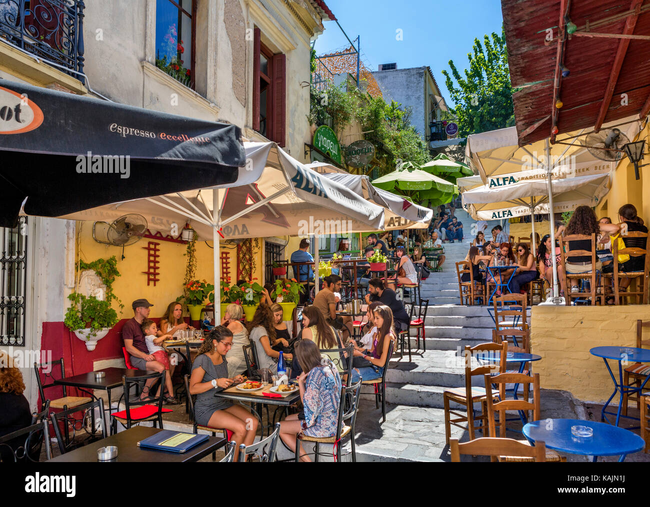 Plaka, Atene. Caffè e taverne in via Mnisikleous nel quartiere Plaka, Atene, Grecia Foto Stock