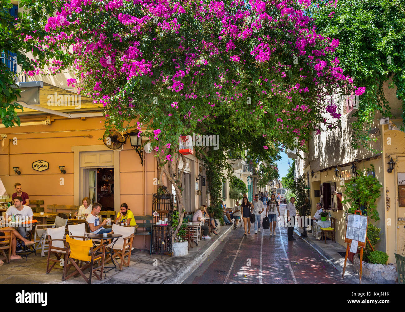 Cafe e la taverna su Lisiou Street nel quartiere di Plaka, Atene, Grecia Foto Stock