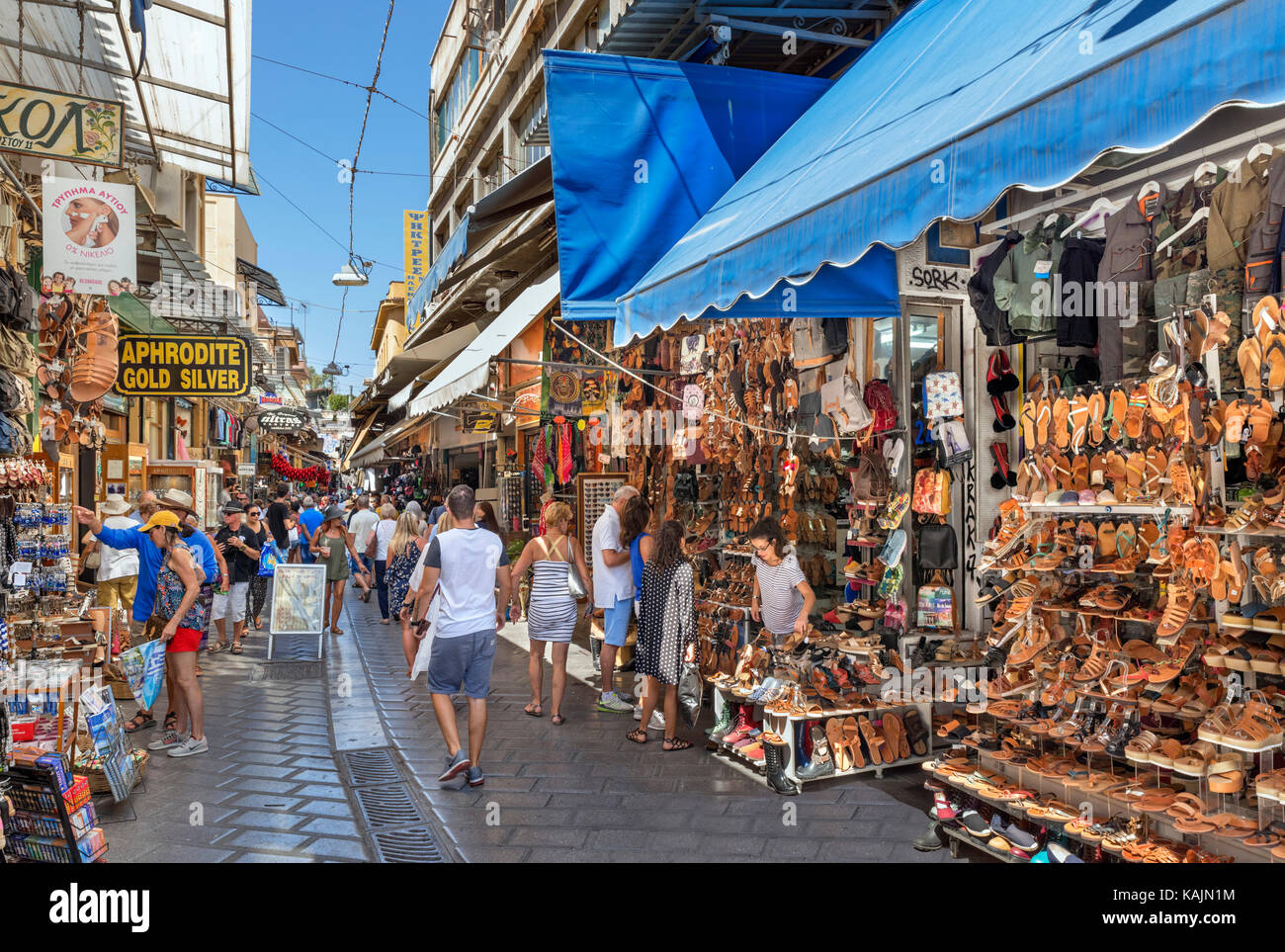 Mercato delle pulci di Monastiraki. Negozi e bancarelle su Ifestou Street, Monastiraki, Atene, Grecia Foto Stock