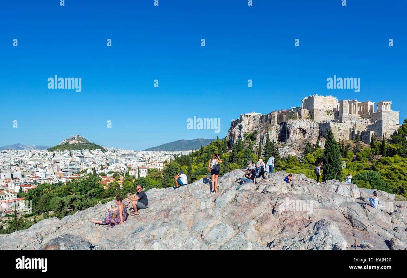 Vista sull'Acropoli e la città dal areopago Hill con il Monte Lycabettus (Lykavittos Hill) nella distanza, Atene, Grecia Foto Stock