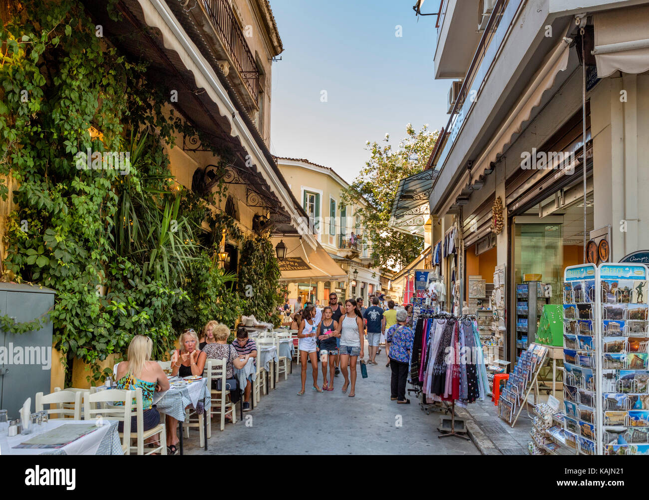 Negozi e taverne sul Adrianou Street nel quartiere di Plaka, Atene, Grecia Foto Stock