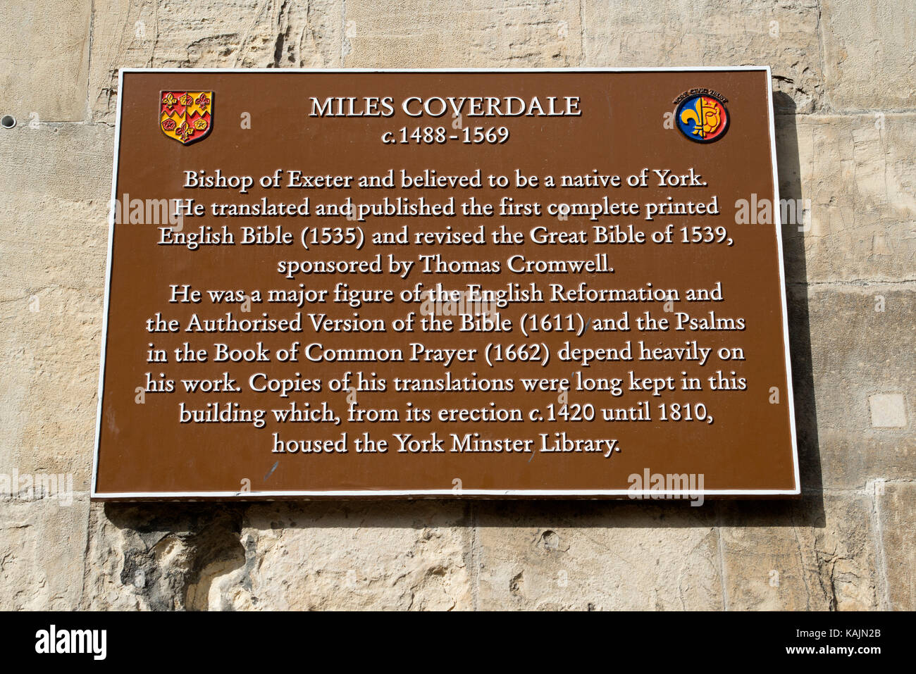 Parete commemorative plaque a miles coverdale,traduttore della prima bibbia inglese, York Minster Foto Stock