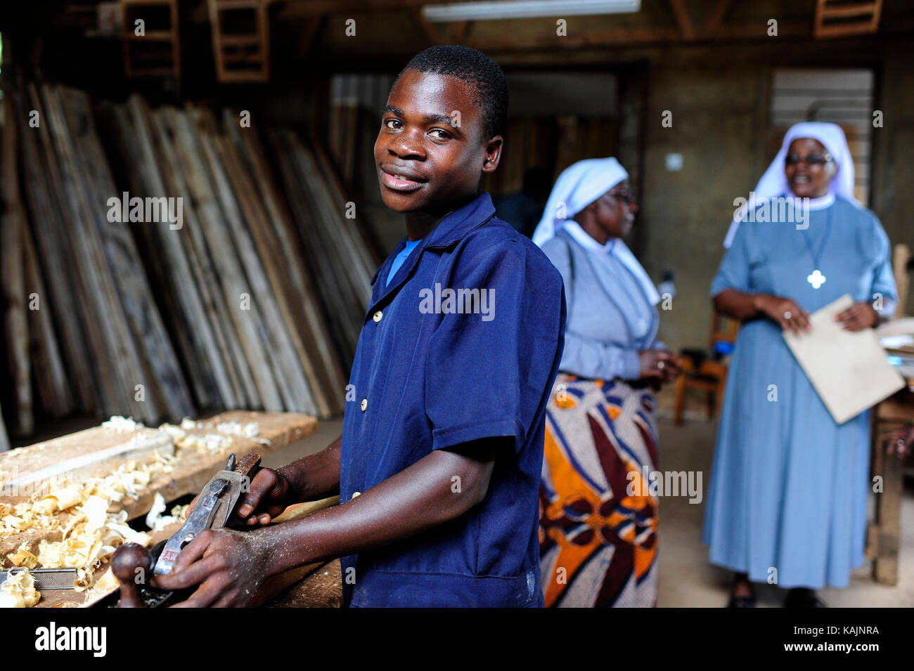 Tanzania Bukoba, scuola professionale, falegname officina, di santa Teresa sorelle / TANZANIA Bukoba, Projekte der Santa Teresa Sorelle, Berufsschule bei Igombe, Ausbildung Tischler fuer Jugendliche, DIOCRES DONATUS, 17 Jahre alt Foto Stock