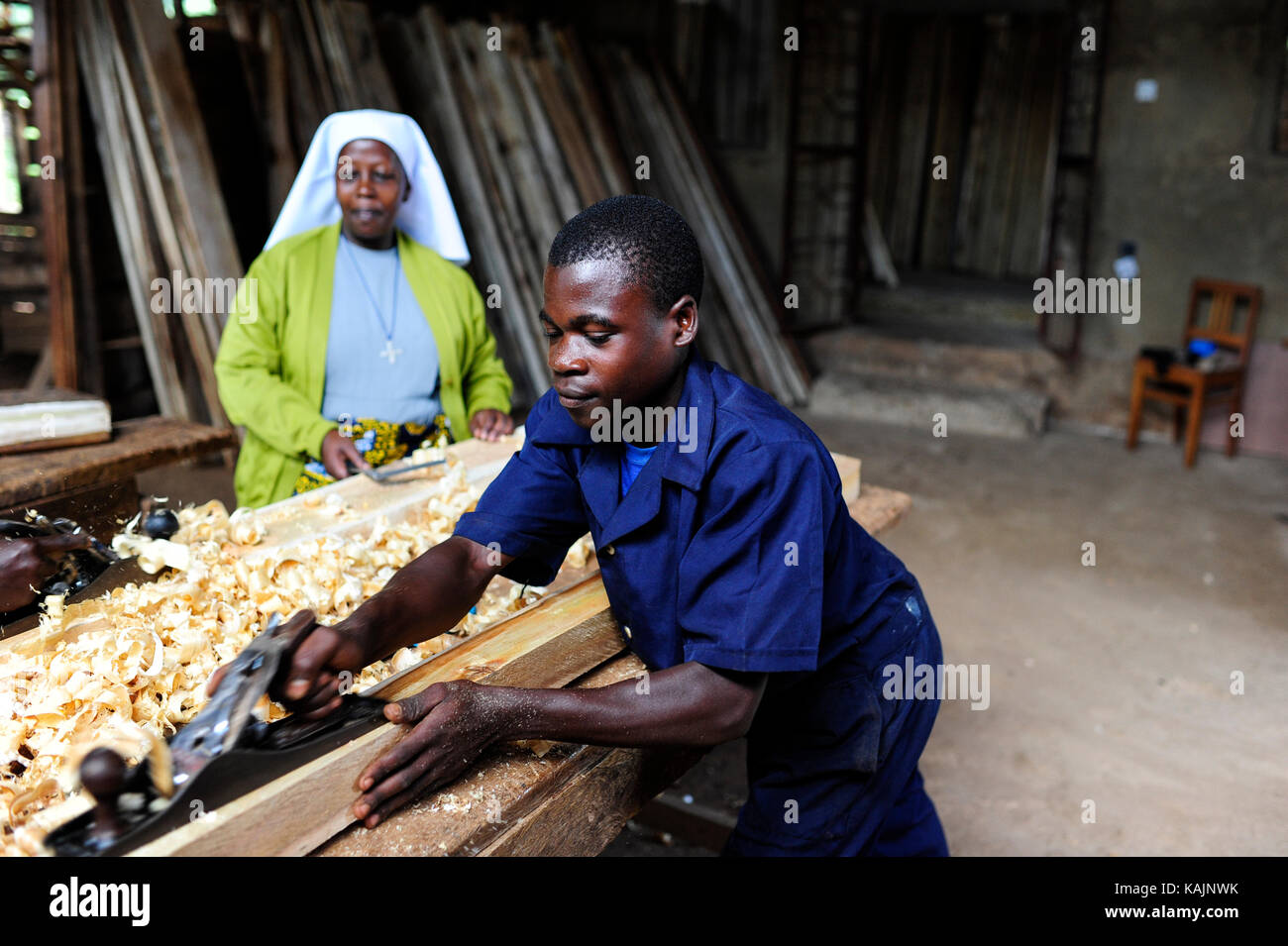 Tanzania Bukoba, villaggio Igombe, centro di formazione professionale per i giovani contadini, falegname Officina di Santa Teresa sorelle / TANZANIA Bukoba, Projekte der Santa Teresa Sorelle, Berufsschule bei Igombe, Ausbildung Tischler fuer Jugendliche, wo gehobelt gearbeitet wird, caduti auch Spaene Foto Stock