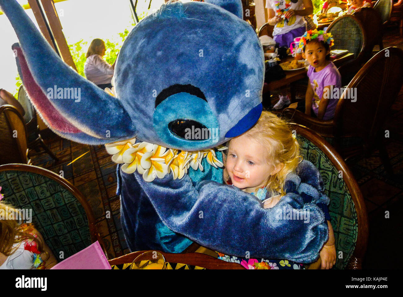 Bambini - incontro Lilo & Stitch a Disney World Theme, Orlando, Florida, Stati Uniti d'America Foto Stock