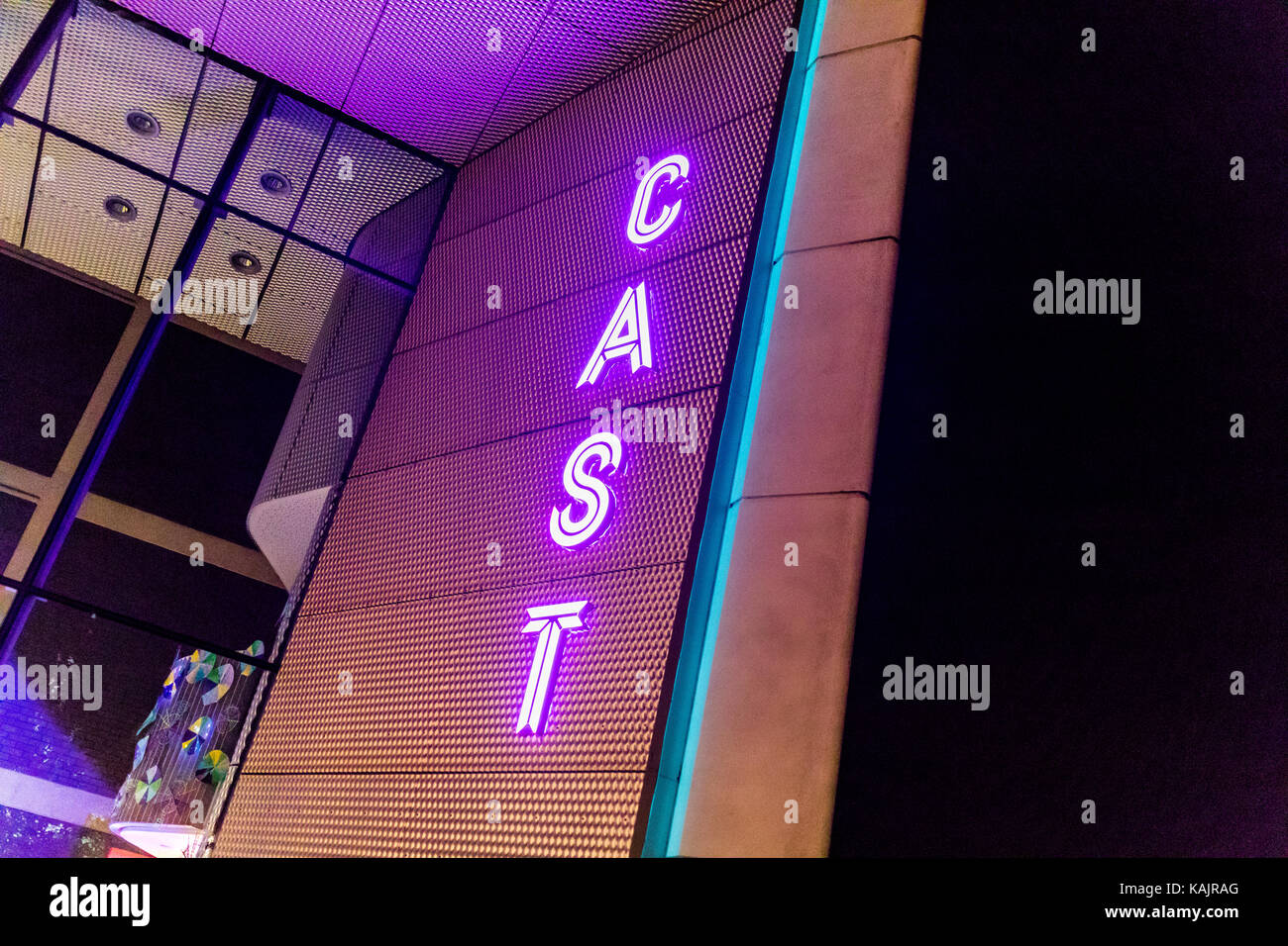 Segnale illuminato di Cast, luogo di spettacolo su Sir Nigel Gresley Square, Doncaster, South Yorkshire, Regno Unito Foto Stock