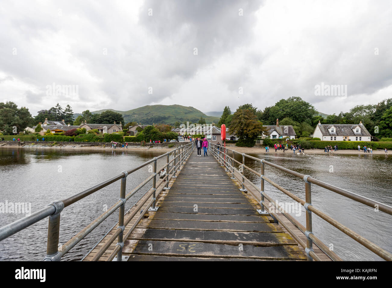 Tourist in the Luss Pier, sulla riva occidentale di Loch Lomond., Argyll & Bute, Scozia, Regno Unito Foto Stock