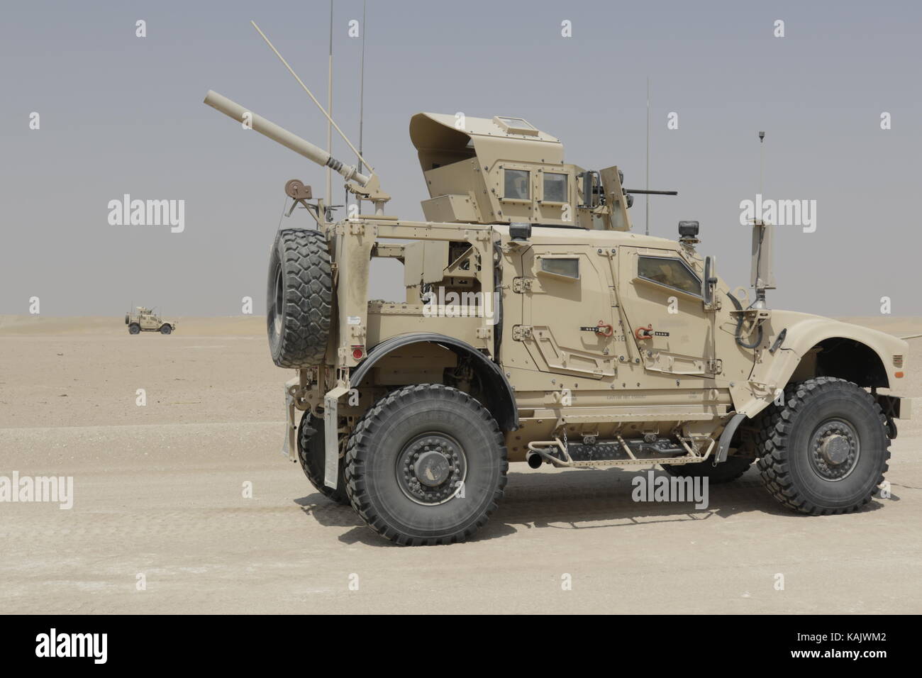 20170828-A-RW053-022 il 548th Transportation Company's MATVs (MRAP All-Terrain veicolo) Foto Stock
